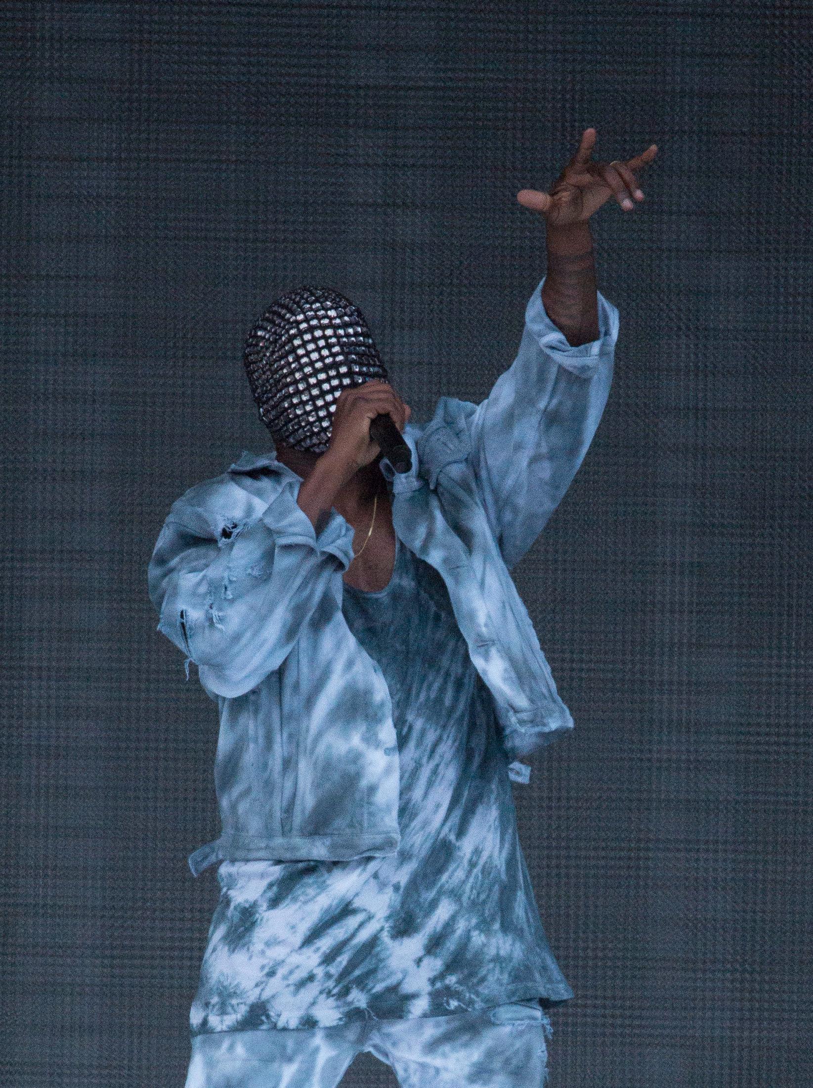 STATEMENT: Kanye West på scenen på Wireless-festivalen i 2014 i maske fra Maison Martin Margiela. Foto: AP