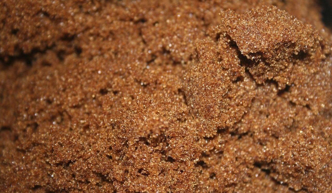 MURSTEIN: Det brune sukkeret er ikke ubrukelig selv om det har blitt hardt. Foto: Pixabay
