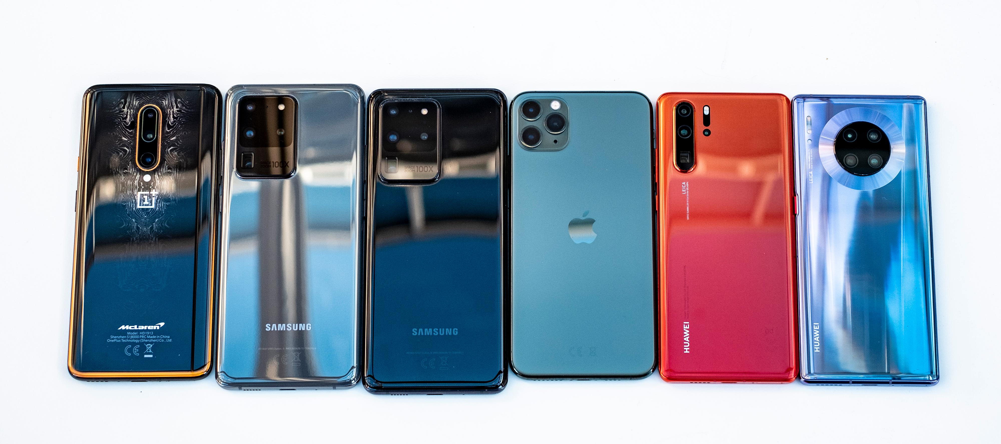 Her er noen av det siste årets viktigste mobiler. Fra venstre: OnePlus 7T Pro, Galaxy S20 Ultra i grått og svart, Apple iPhone 11 Pro Max, Huawei  P30 Pro, Huawei Mate 30 Pro.