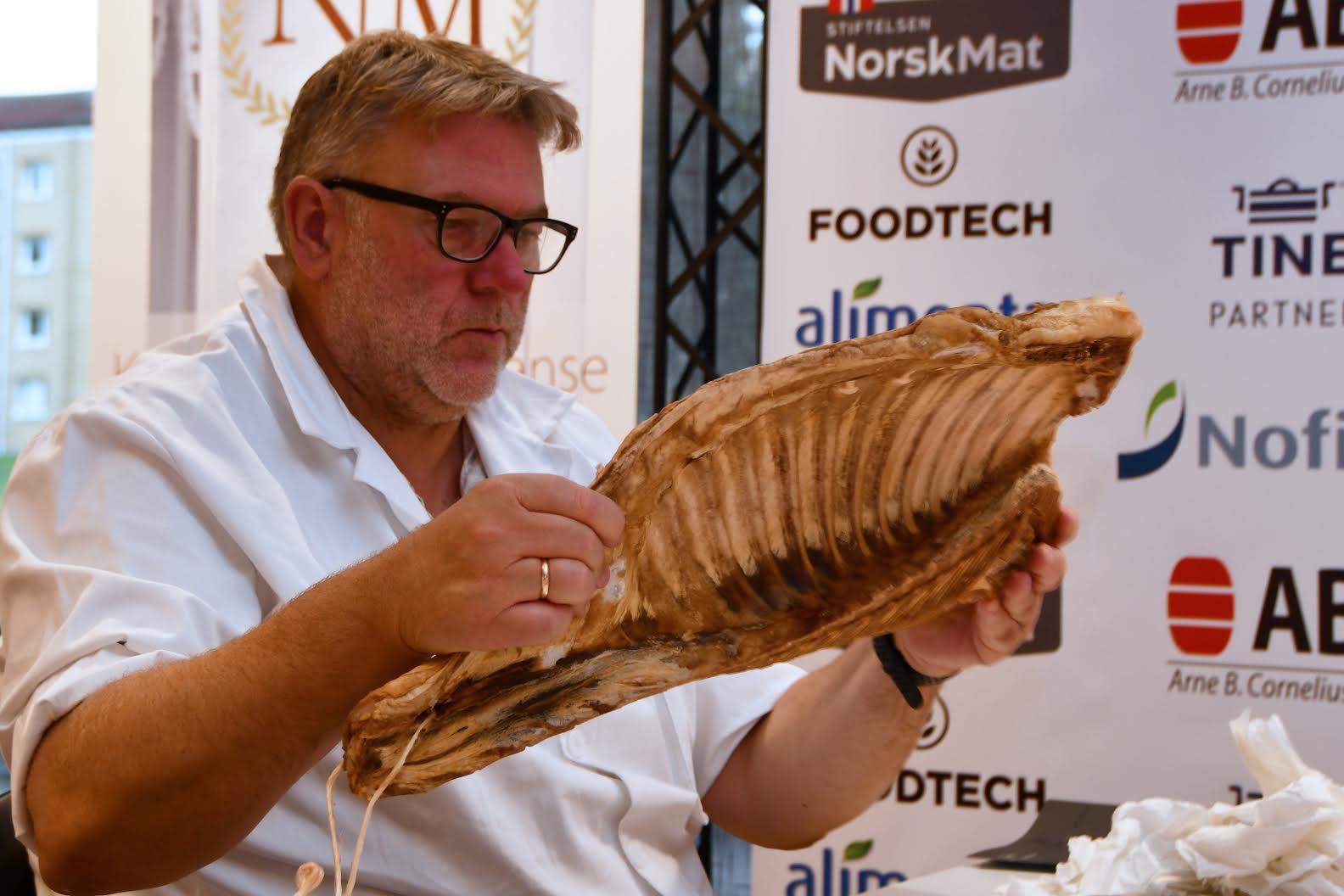 PINNEKJØTTSPESIALIST: Tom Chr. Johannessen, kjøtt- og pølsemakermester ved Nofima. 