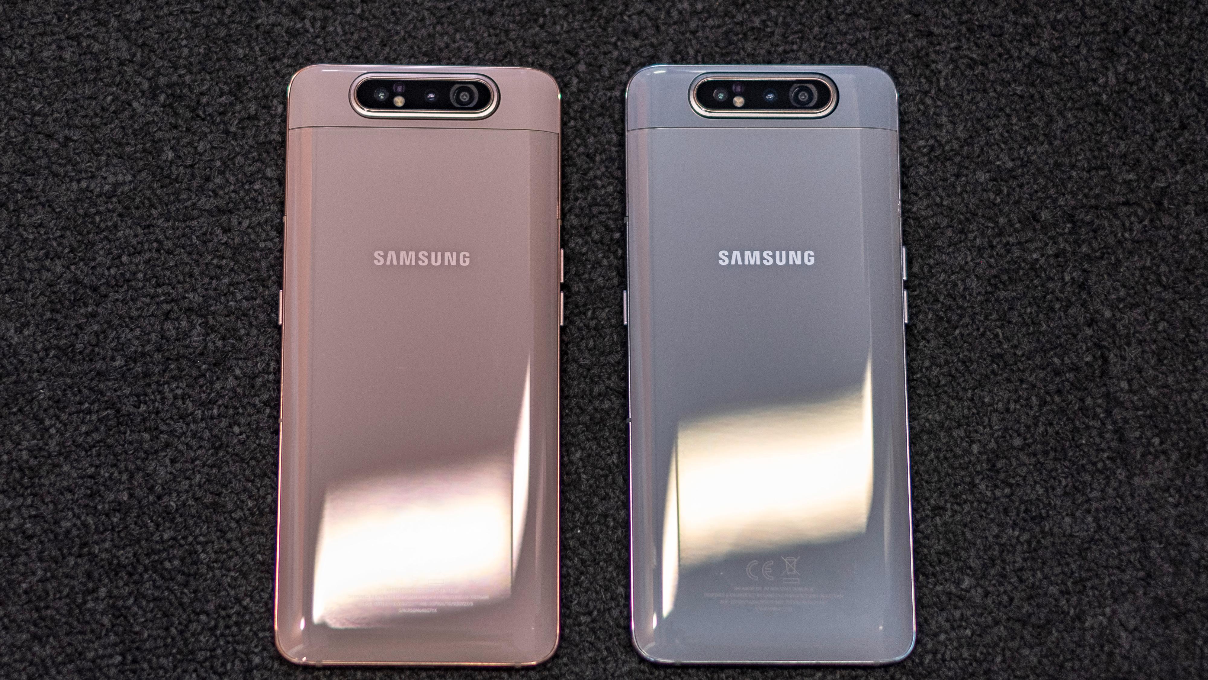 Galaxy A80 finnes i varianter med rosa glass og gullkanter eller hvitt glass og sølvfargede kanter. En svart versjon finnes også.