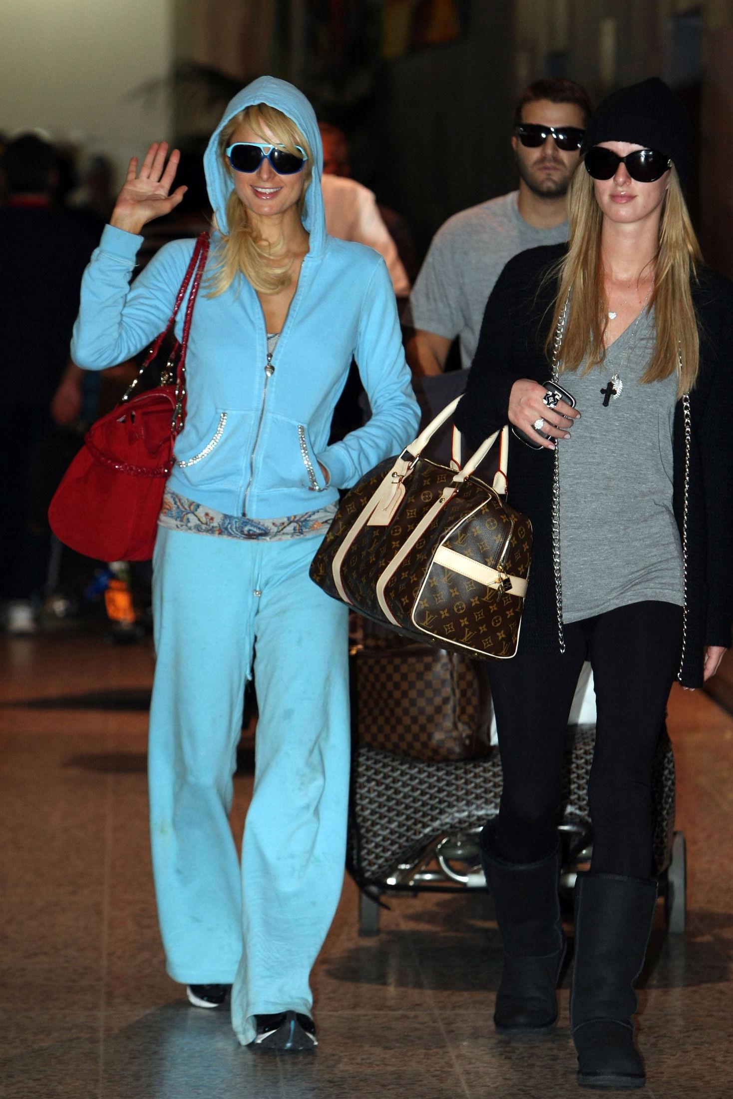SØSTRE: Paris og Nicky Hilton har blitt avbildet med UGGs ved flere anledninger. Her på flyplassen hvor Paris er iført turkis kosedress og søsteren Nicky, svarte UGGs. Foto: Getty Images