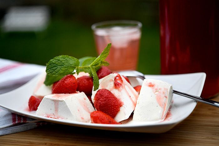 Magi  i munnen - marinerade jordgubbar med glass.