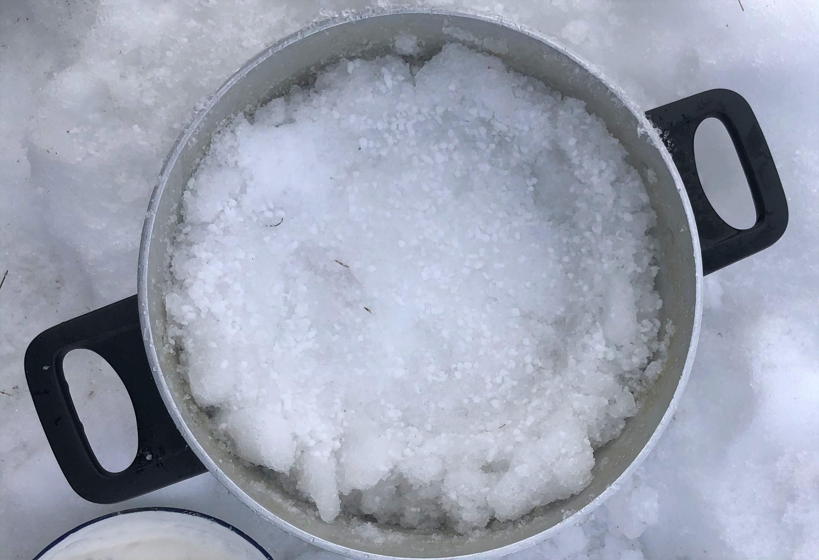 KULDEBLANDING: Når du blander salt i snøen, skjer en reaksjon som gjør at det blir det ekstra kaldt. Har du i nok salt, kan du få temperaturer ned mot minus 20 grader.