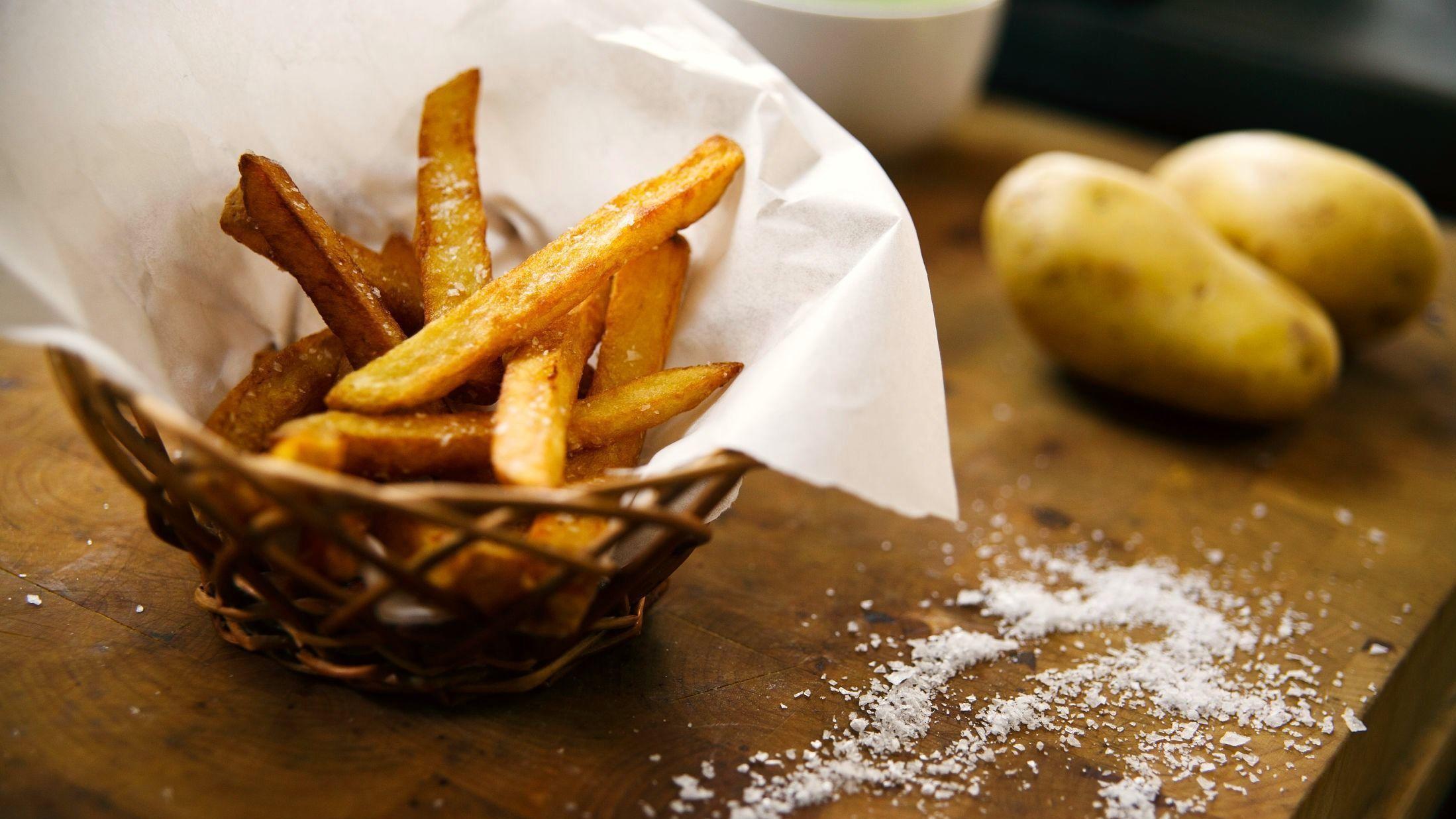 HJEMMELAGET: Perfekt pommes frites har tykk, sprø overflate og er fløyelsmyke inni. Foto: Luke Schilling