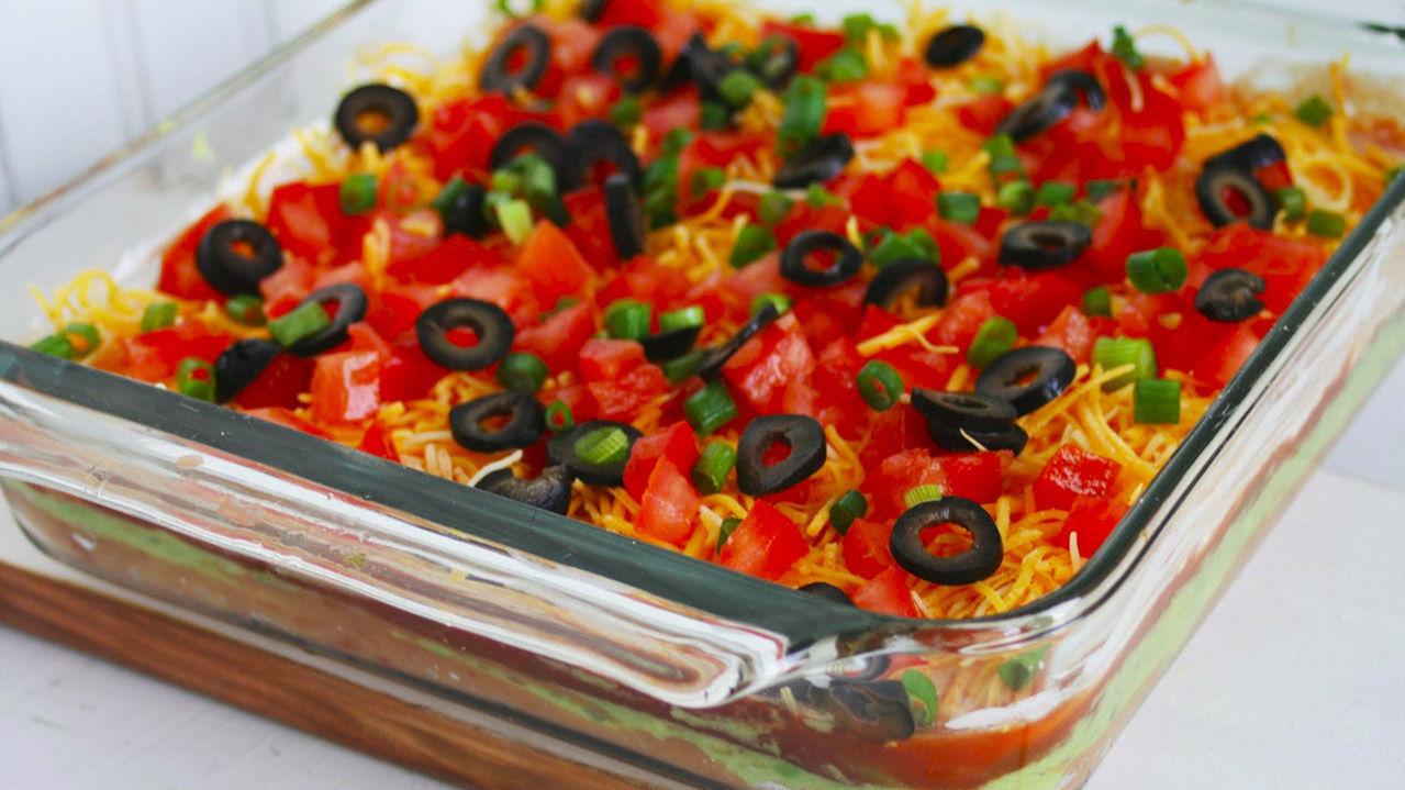 SYV LAG: Med deilige smaker av salsa, guacamole, rømme, ost, tomat, oliven og vårløk får du alt i én dipp. Foto: ITheeCook.Blogspot.com