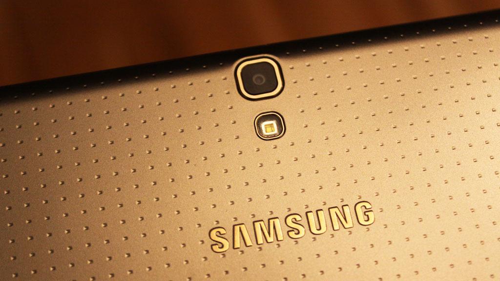 Samsungs heftigste nettbrett har fått deler av designen fra Galaxy S5.Foto: Espen Irwing Swang, Amobil.no
