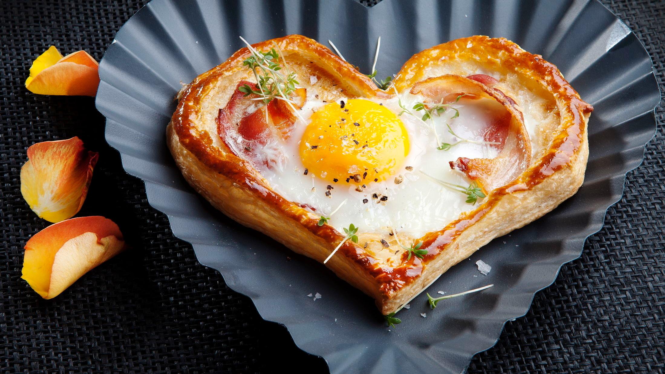HJERTEFROKOST: Egg og Bacon servert i et tertehjerte gir en god start på dagen. Foto: Magnar Kirknes / VG.