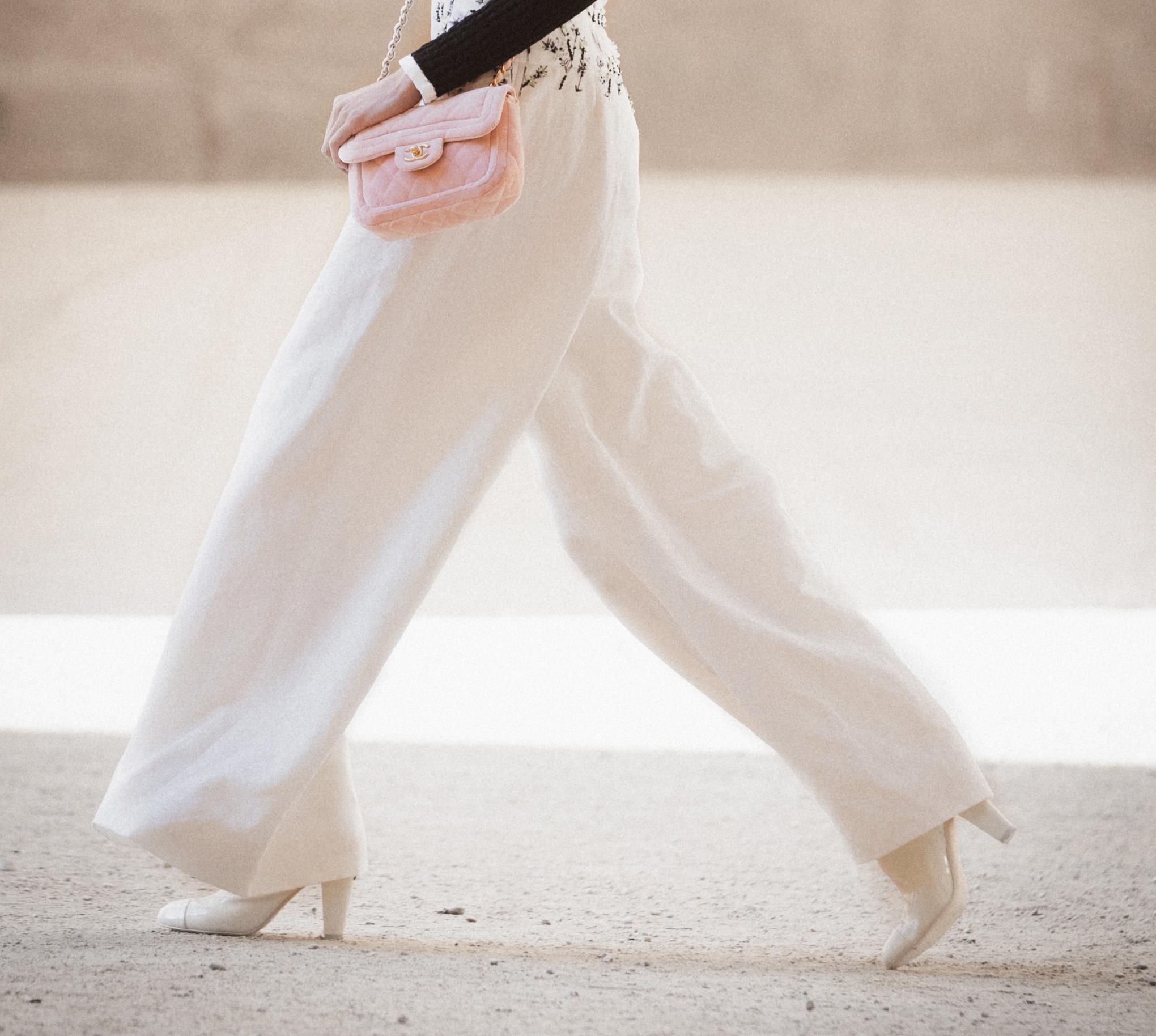 SOMMER-CHIC: Hvite, løse bukser i sommer à la Chanel sin cruise-kolleksjon? Ja, takk.