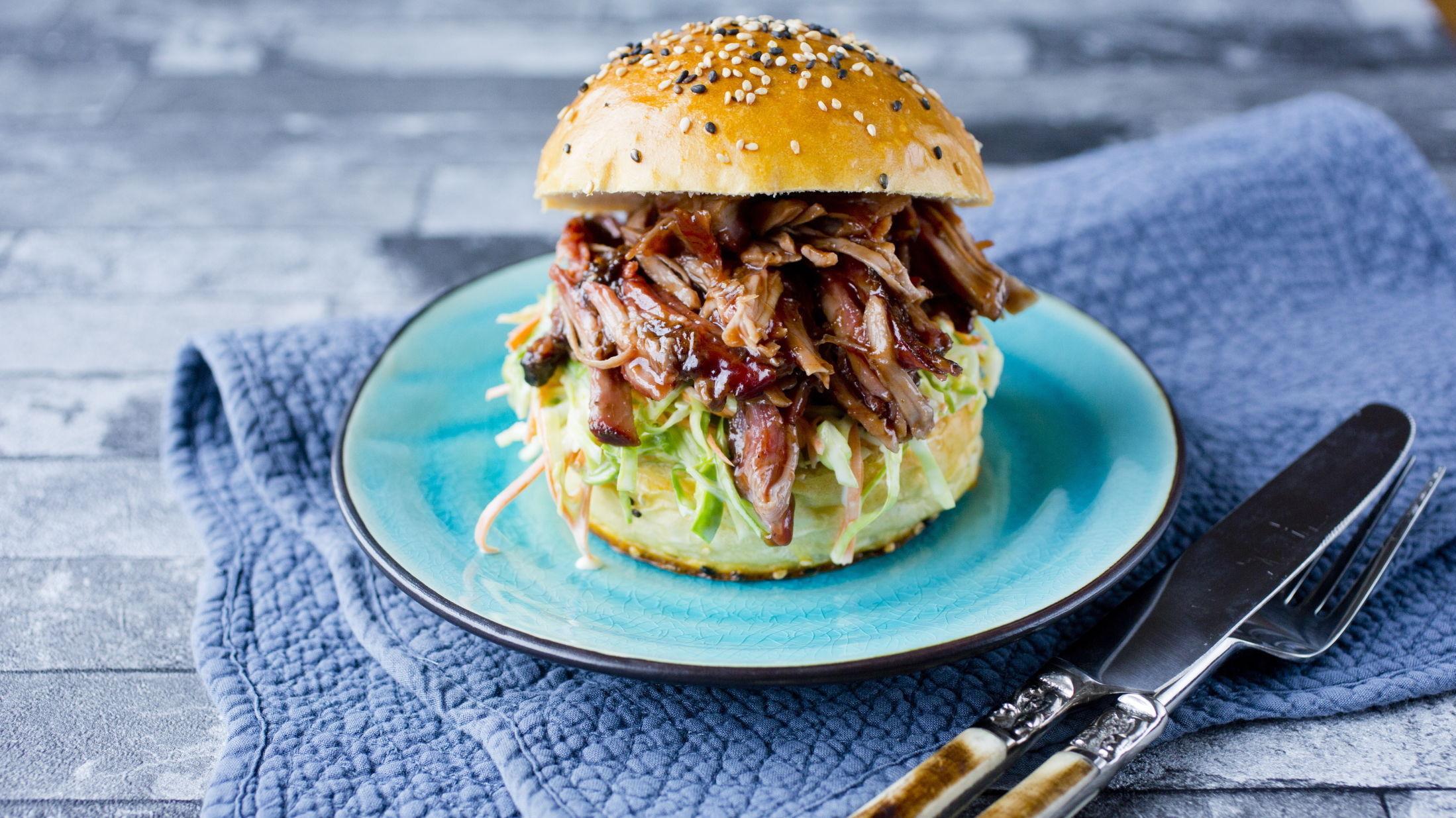 Mmmmm: Pulled Pork i hjemmelaget hamburgerbrød med coleslaw, signert Godt-kokk Lise Finckenhagen. Foto: Sara Johannessen