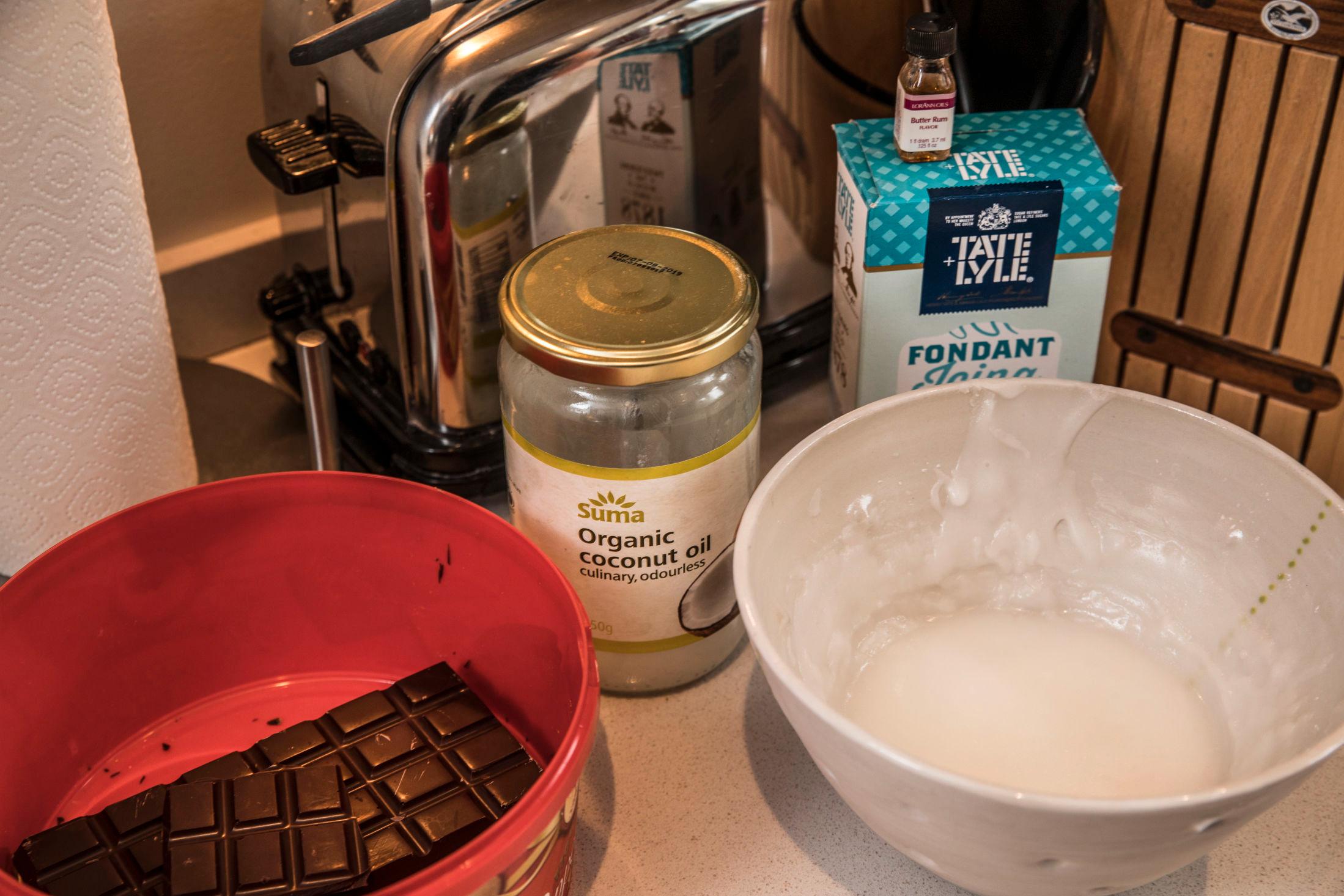 INGREDIENSENE: Dette er noen av ingrediensene Eirik brukte. Foto: Mattis Sandblad/VG