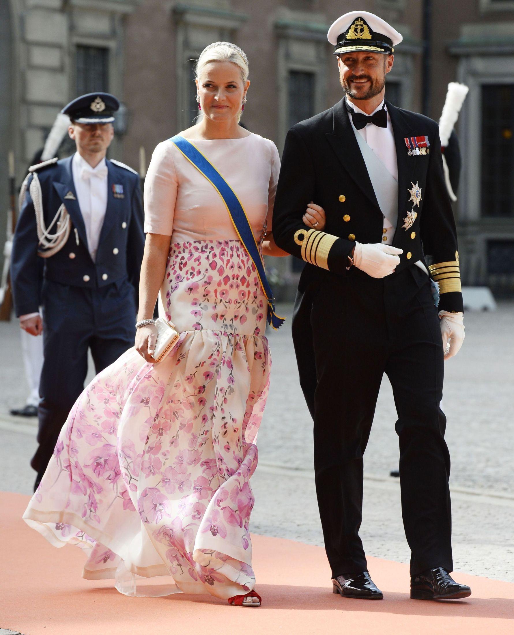 ROSA PÅ BALL: Kronprinsesse Mette-Marit valgte røde «peep toe»-sko til sin Temperley London-kjole. Foto: AFP