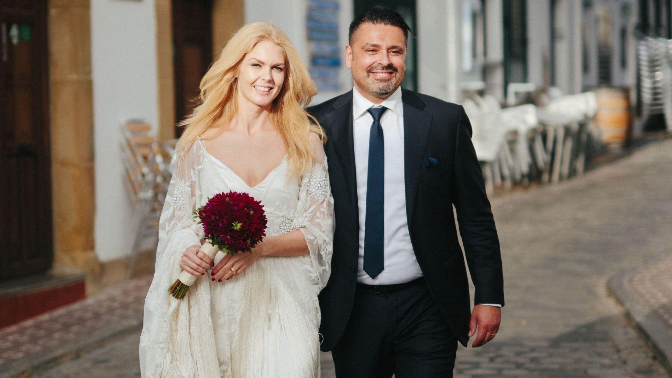 FORNØYD: Elin Reitan giftet seg med Ben Azouagh i brukt brudekjole fra Rue De Seine. Foto: Privat