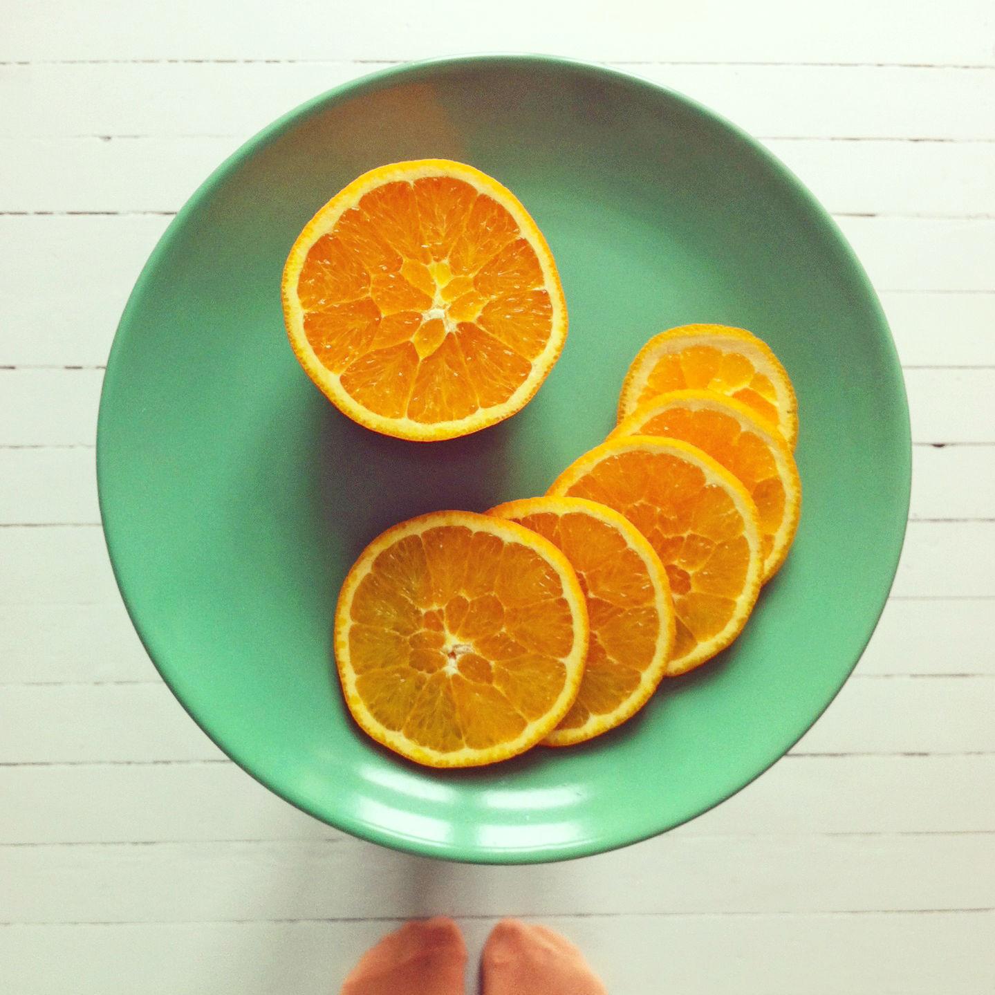Kutt en appelsin i tynne skiver.