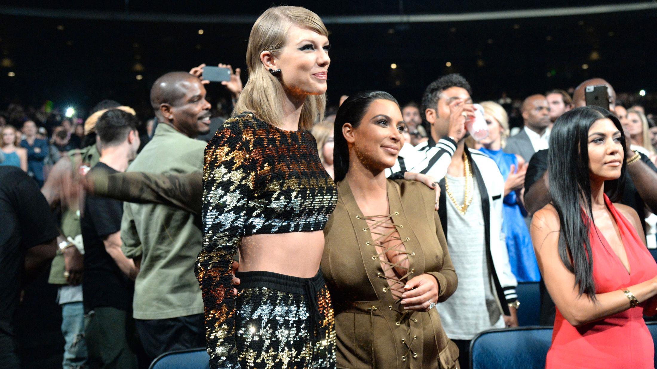 MELLOM STRIDENE: Taylor Swift med armen rundt Kim Kardashian West under MTV Video Music Awards i 2015. Foto: Kevin Mazur/Getty Images.