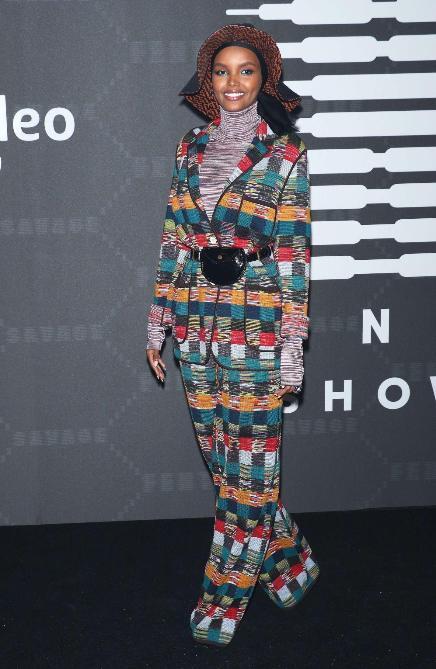 RUTER: Modell Halima Aden i en rutete dress. Foto: Jim Spellman/Getty Images/AFP
