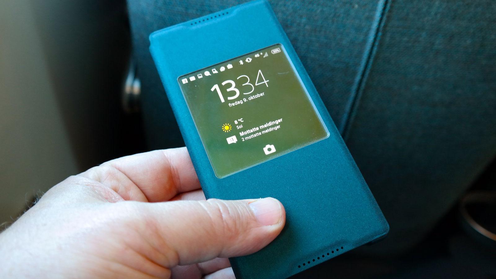 Omslaget er tilbehør. Det har egen NFC-brikke som hjelper deg å laste ned programvaren som får det til å virke med telefonen.