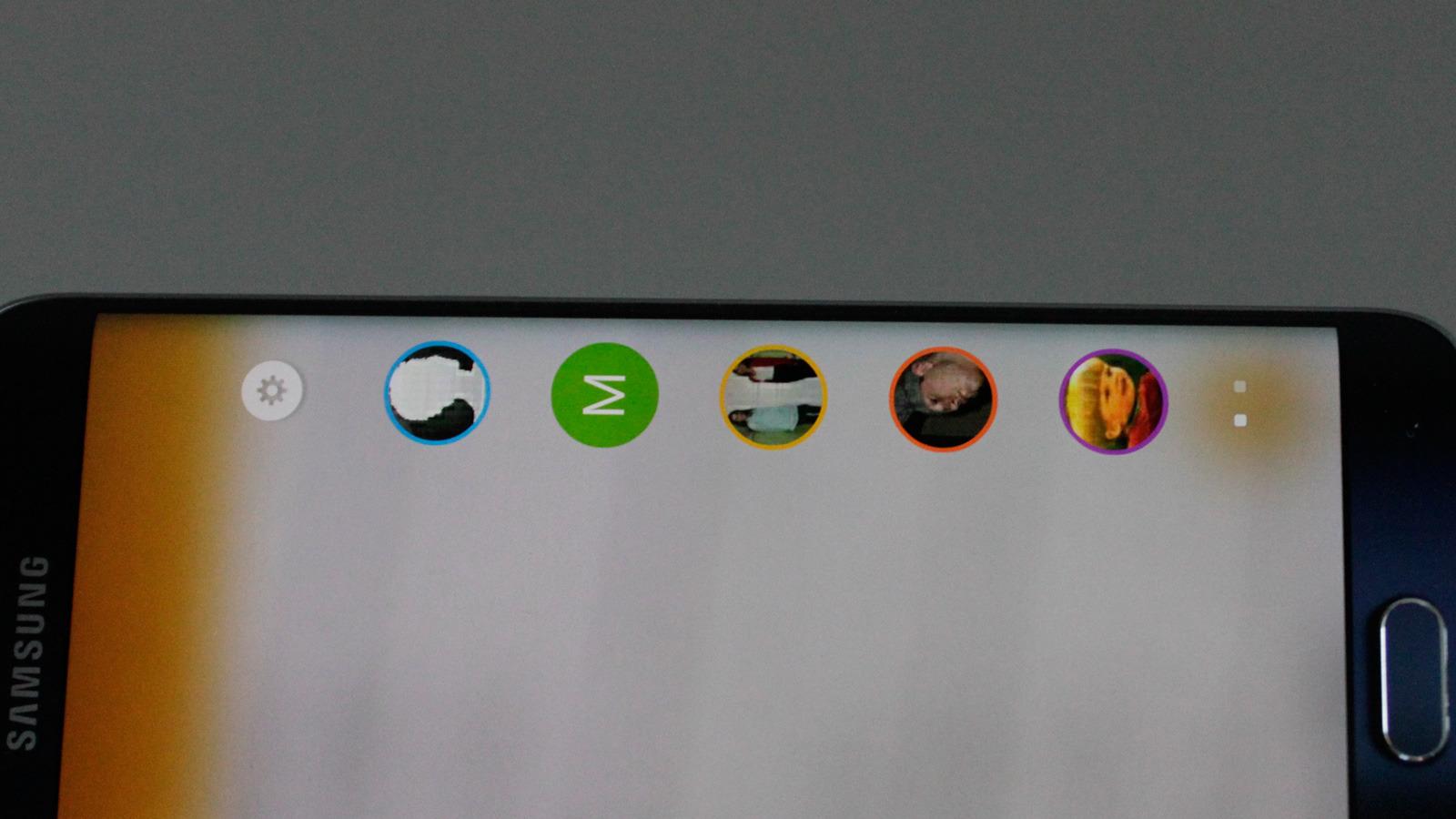 Ved siden av Apps Edge, har telefonen også snarveier til fem kontakter på Peoples Edge. Om en av disse ringer deg kan telefonen vise det med farget lys fra skjermbuen. Foto: Espen Irwing Swang, Tek.no