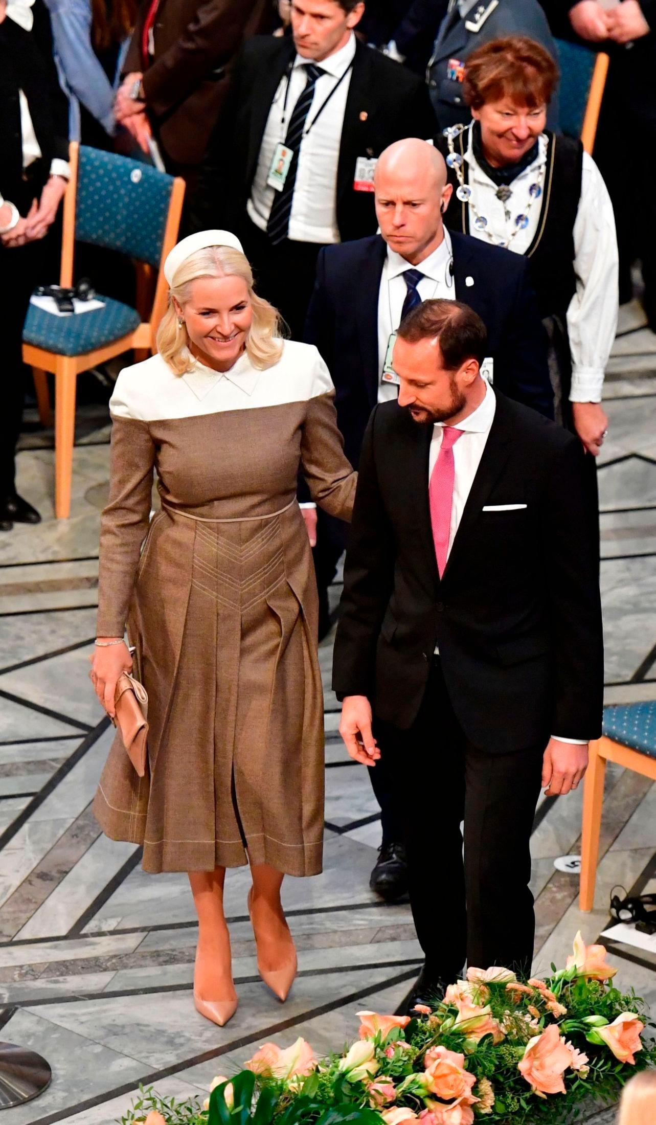 RETT FRA CATWALKEN: Mette-Marit brukte denne trendy kjolen fra Fendi under utdelingen av Nobelprisen i 2018. Kort tid tidligere hadde Gigi Hadid brukt den på catwalken. Foto: AFP.