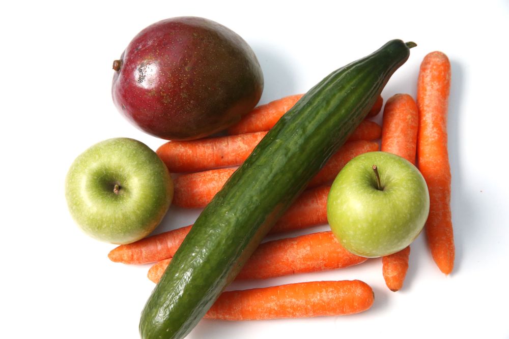 DOBBEL DOSE: En agurk, en mango og to epler eller omtrent 11 gulrøtter blir omtrent 800 gram frukt og grønt. Til sammen blir dette omtrent to dager med 800 gram frukt og grønt.