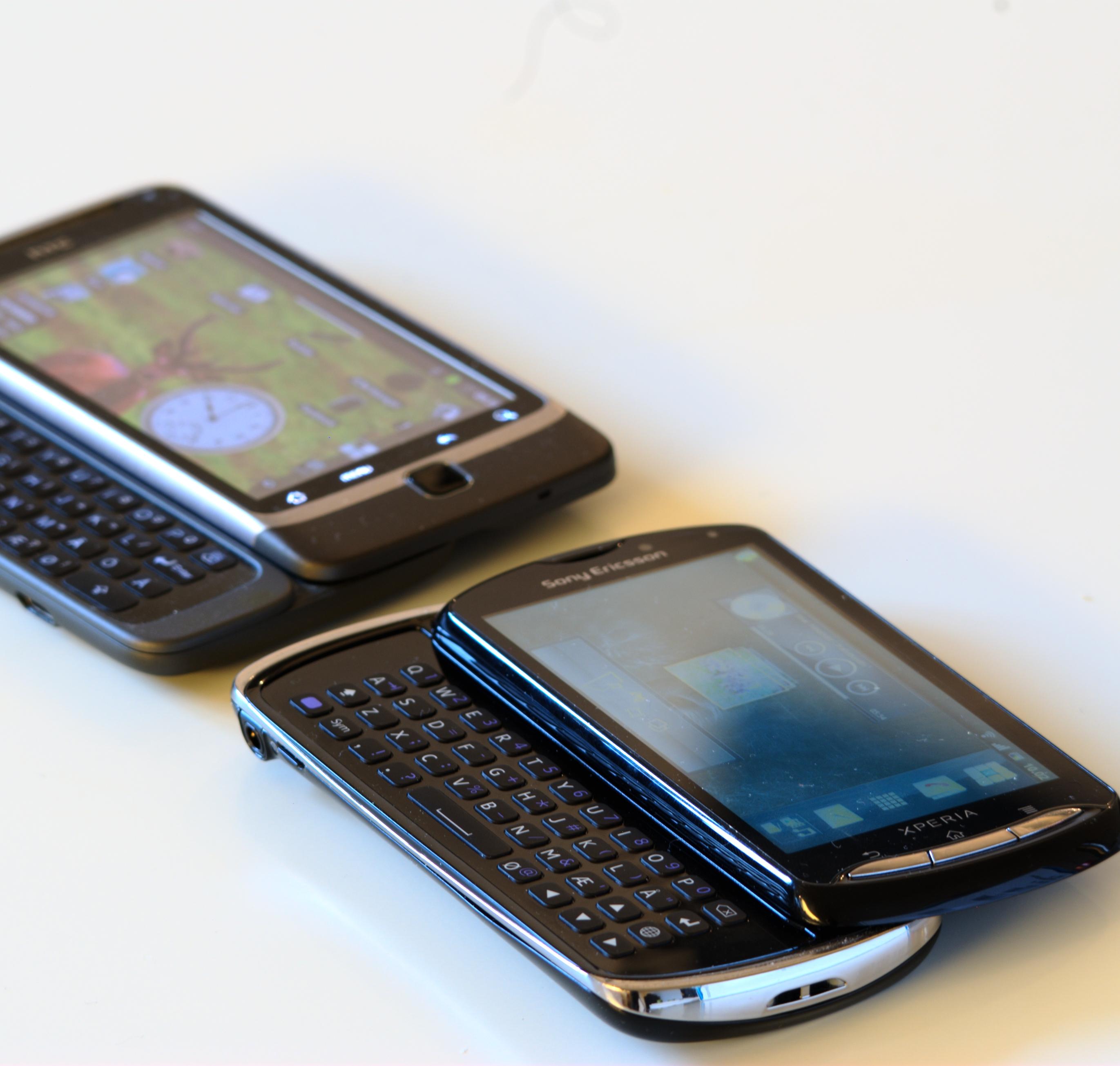 Xperia pro (nederst) er nokså lik HTC Desire Z (øverst) i størrelse. (Foto: Einar Eriksen)