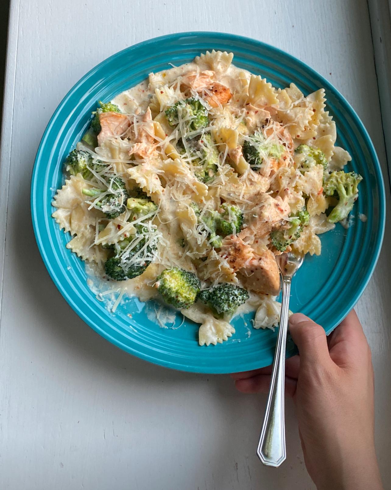 RASKT OG GODT: Kremet pasta med fisk og grønnsaker.