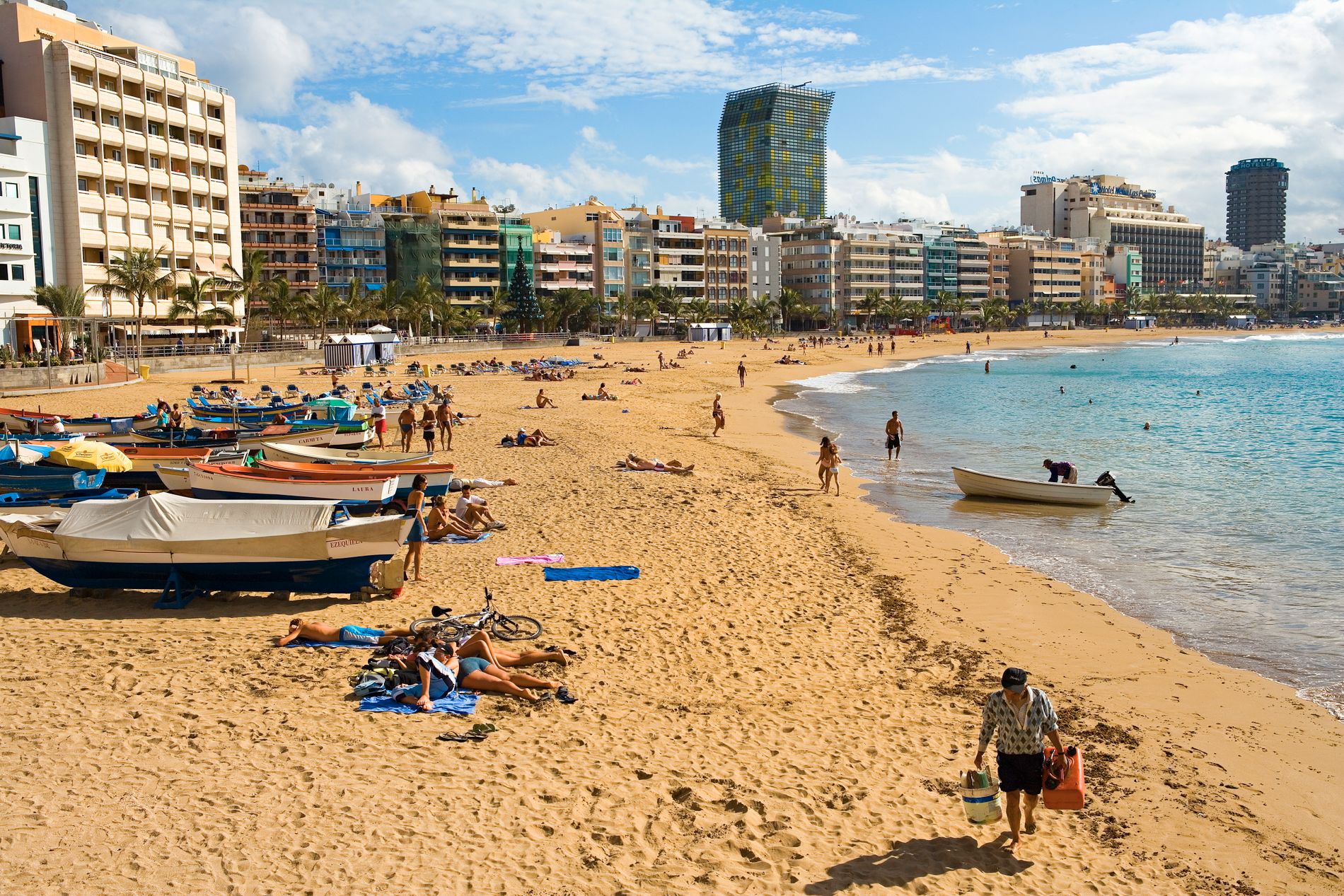 POPULÆR ØY: «Alle» skal til Kanariøyene i vinter. Las Canteras-stranden på Gran Canaria er populær både blant turister og lokalbefolkningen. 