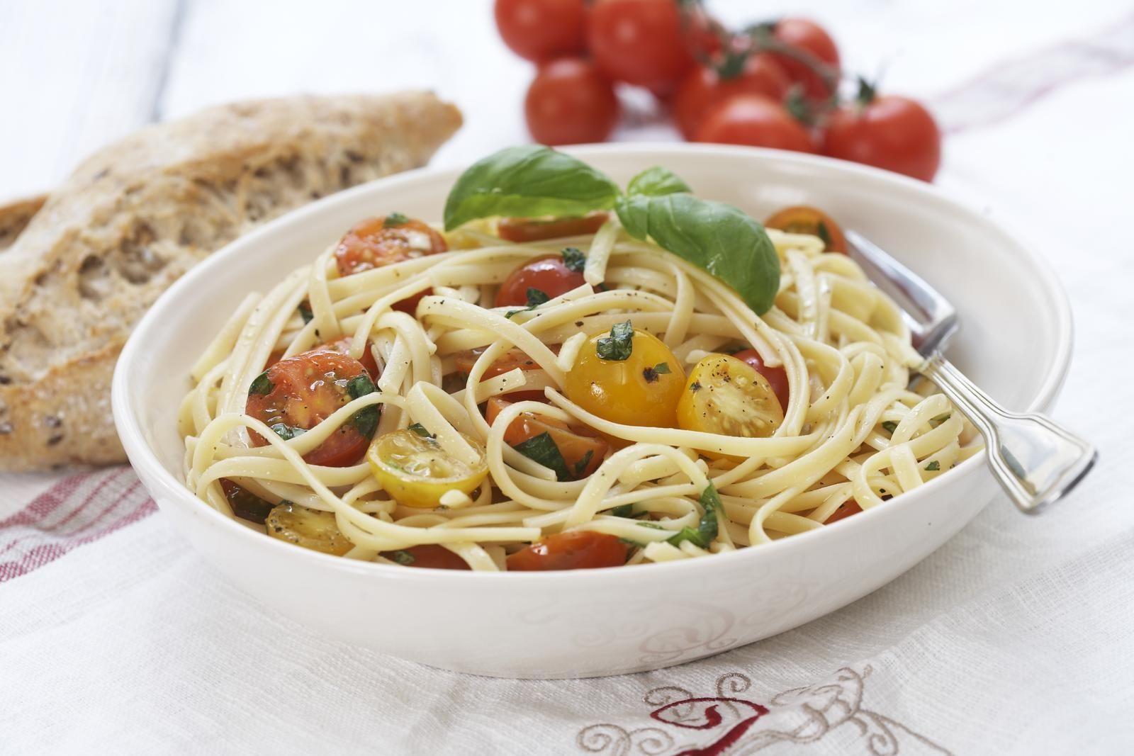Bruker du både gule og røde cherrytomater blir spagetti med småtomater enda litt sprekere. (Foto: Opplysningskontoret for frukt og grønt/Synøve Dreyer.)