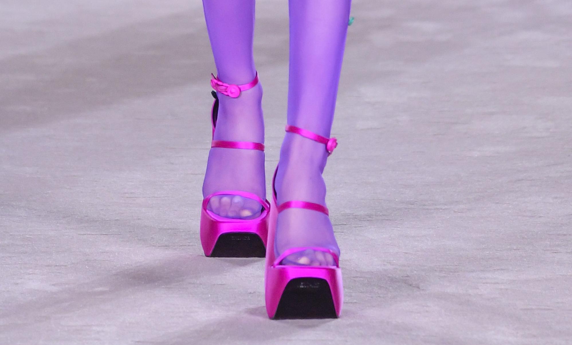 SOMMERKLAR: For vår- og sommersesongen 2022 viste Versace frem en ny platåskovariant. Den er fortsatt like chunky og fargerik som de vi så i høst- og vinterkolleksjonen, men denne har et nettere uttrykk med stroppene.
