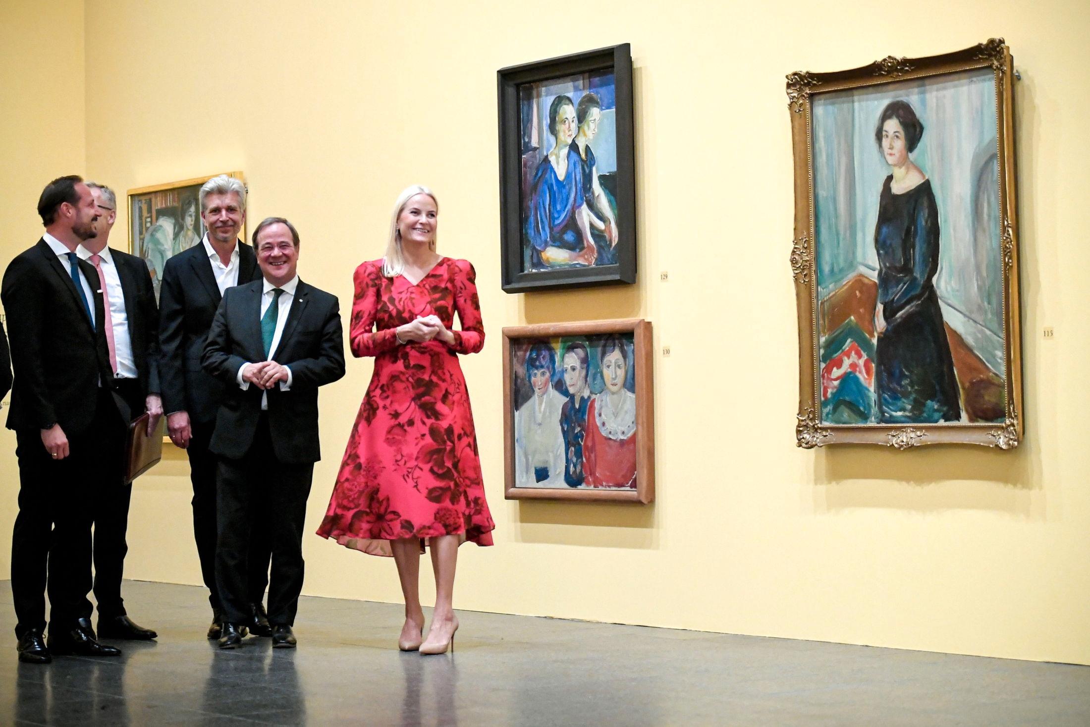 KUNSTUTSTILLING: Her er Mette-Marit, Haakon, Karl Ove Knausgård og statsminister Armin Laschet på museet i Düsseldorf. Foto: SASCHA STEINBAC/EPA.