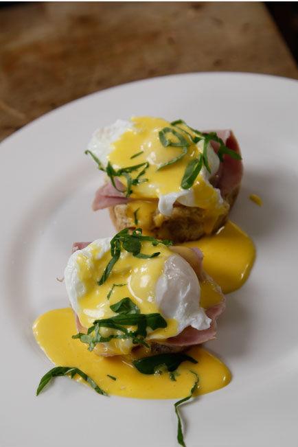 EGGS BENEDICT: Posjerte egg med hollandaise, en syndig frokost. Foto Luke Schilling.