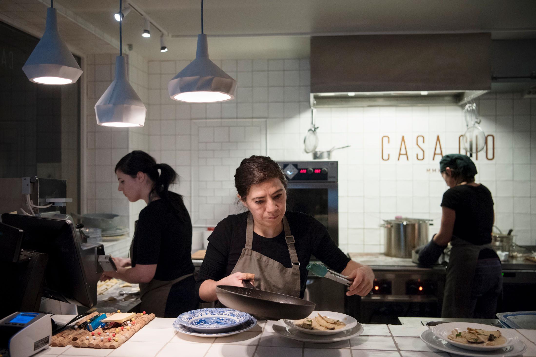 AUTENTISK: På kjøkkenet på Casa Gio er det omhu og teknikk som gjelder. Resultatet er sann, italienks mat. Foto: Marie von Krogh.