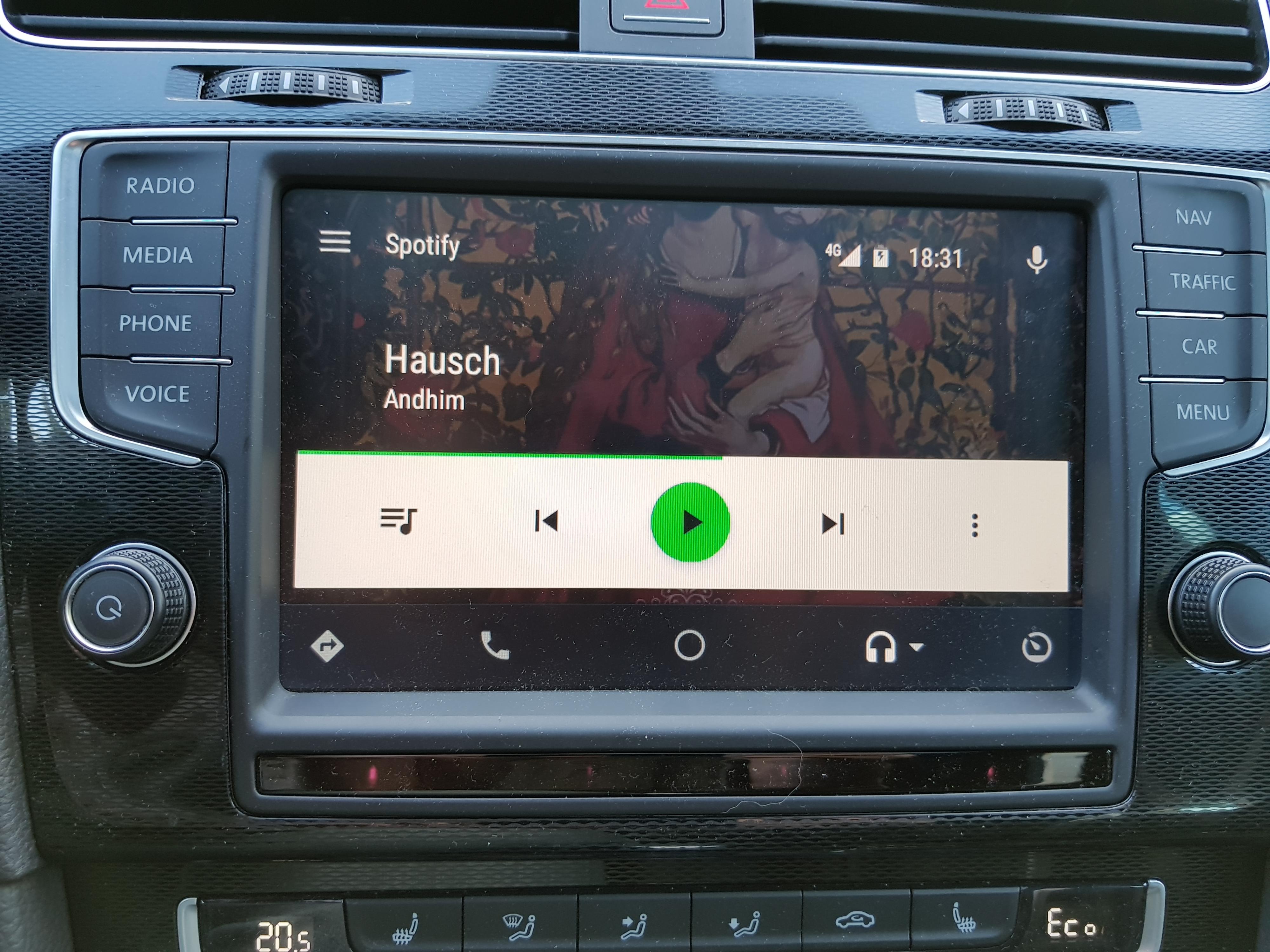 I Android Auto er det en rekke funksjoner som nekter å være fullt og helt tilgjengelige dersom bilen er i bevegelse. Men var ikke hele poenget å gjøre mobilen noenlunde trygg å bruke også i slike situasjoner, slik at man slipper å stoppe for å betjene den? Bilde: Finn Jarle Kvalheim, Tek.no
