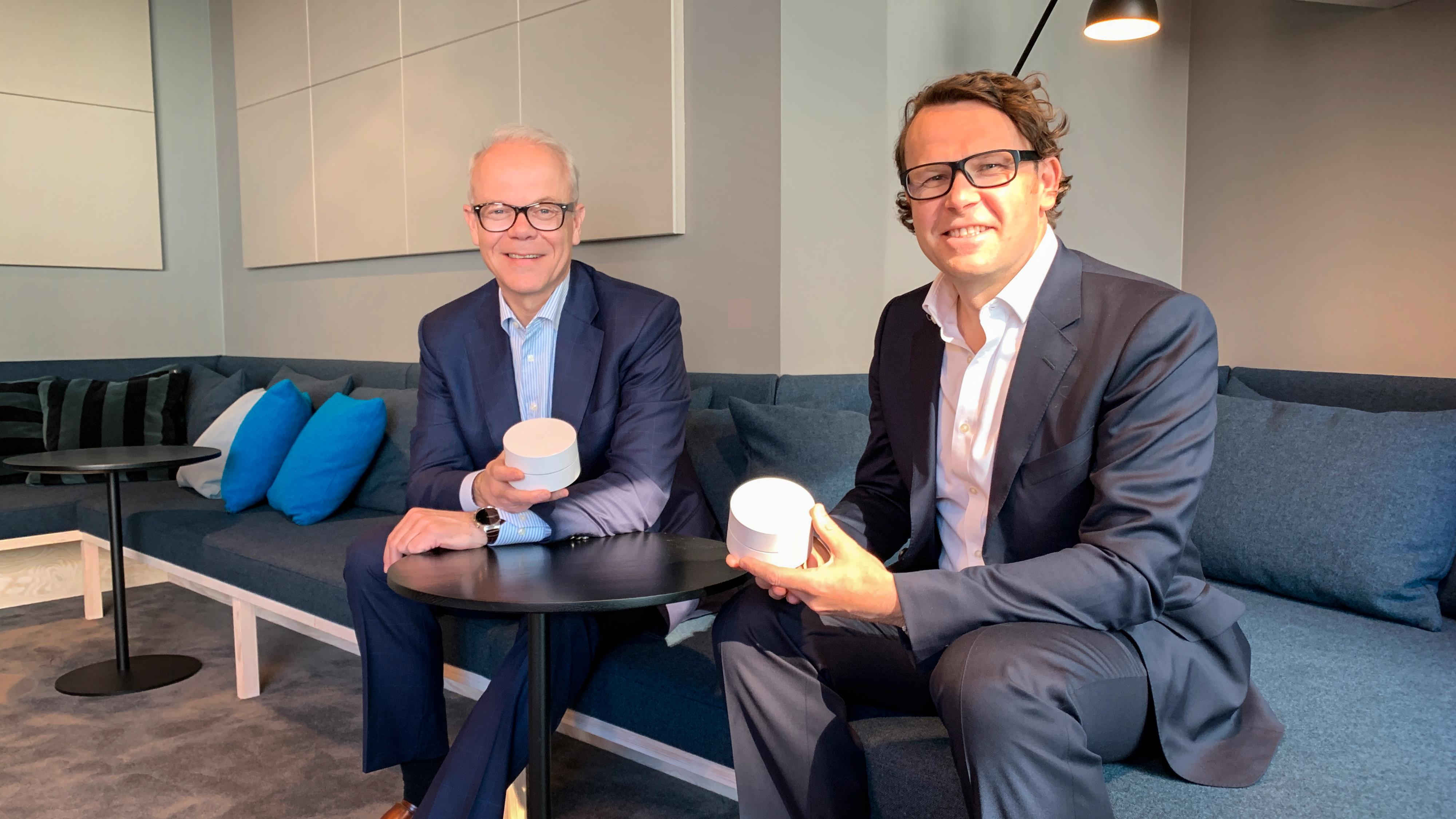 Altibox-sjef Thomas Skjelbred (t.h.) blir den første i Europa som inngår avtale med Google om å tilby Google Wifi til sine kunder. Her med Googles norgessjef Jan Grønbech.