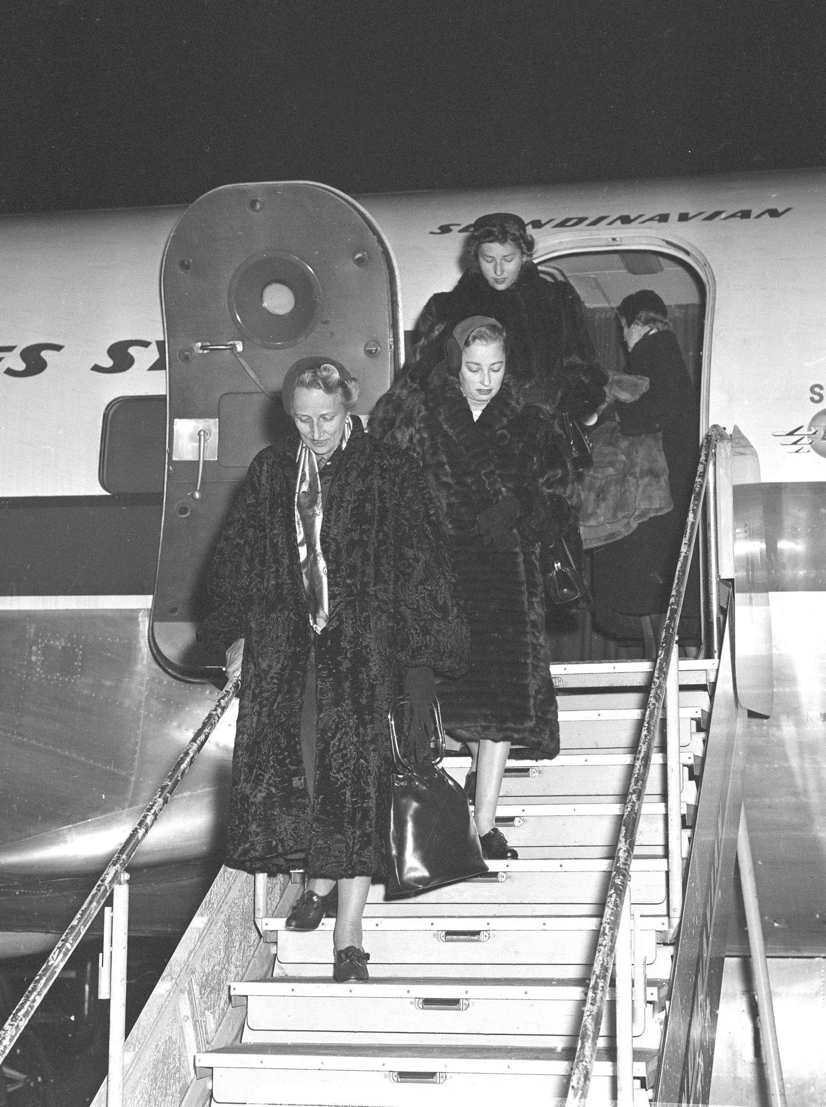 Ikke noe kosedress på flyet i 1953, nei. Kronprinsesse Märtha, prinsesse Astrid og prinsesse Ragnhild kommer til Gardermoen iført pelskåper. Foto: NTB arkiv / NTB