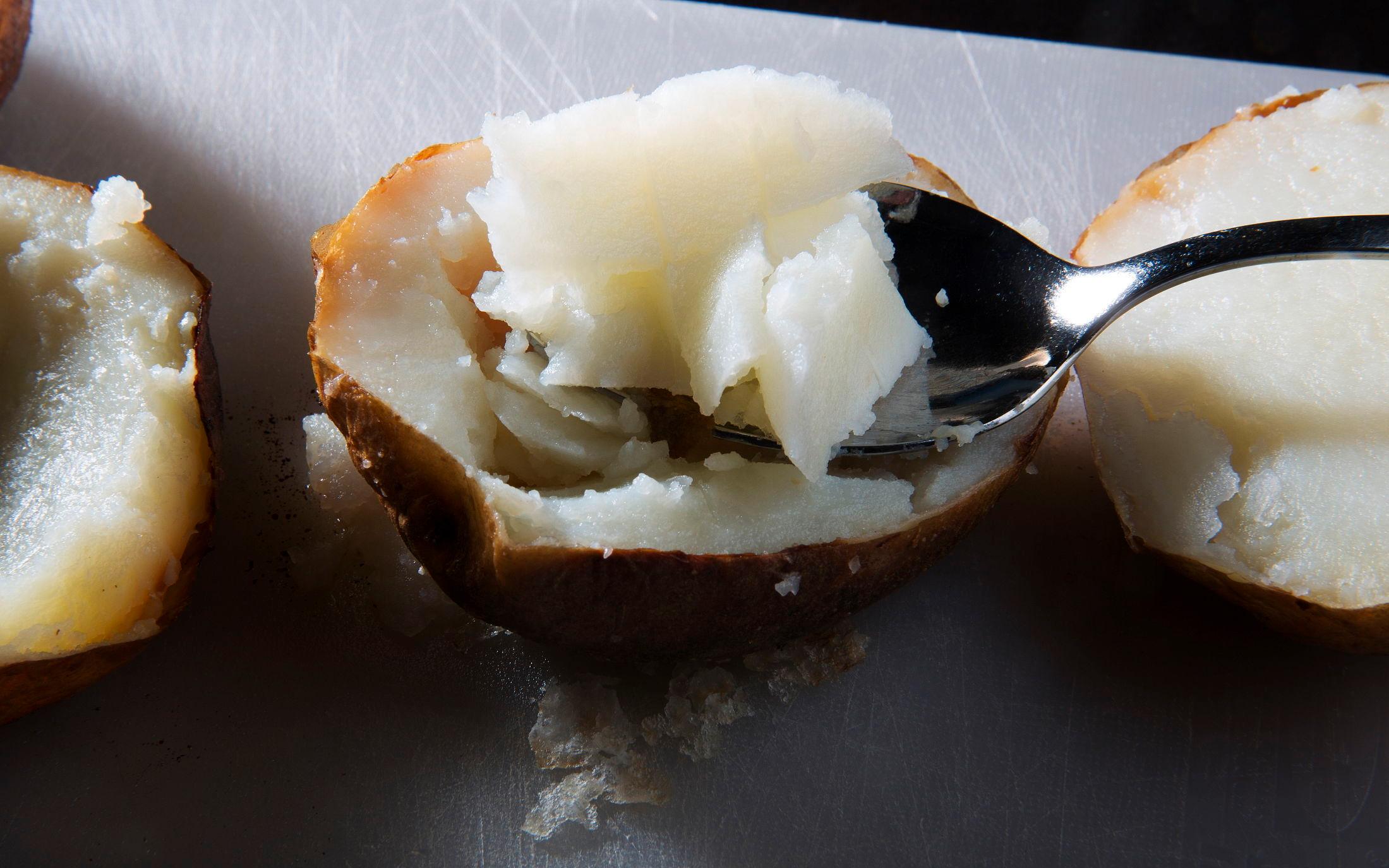 RESTEPOTETER: Har du kokte poteter til overs, kan du lage potetsuppe, pytt i panne, potetlomper eller vafler. Foto: FOTO: MAGNAR KIRKNES/VG