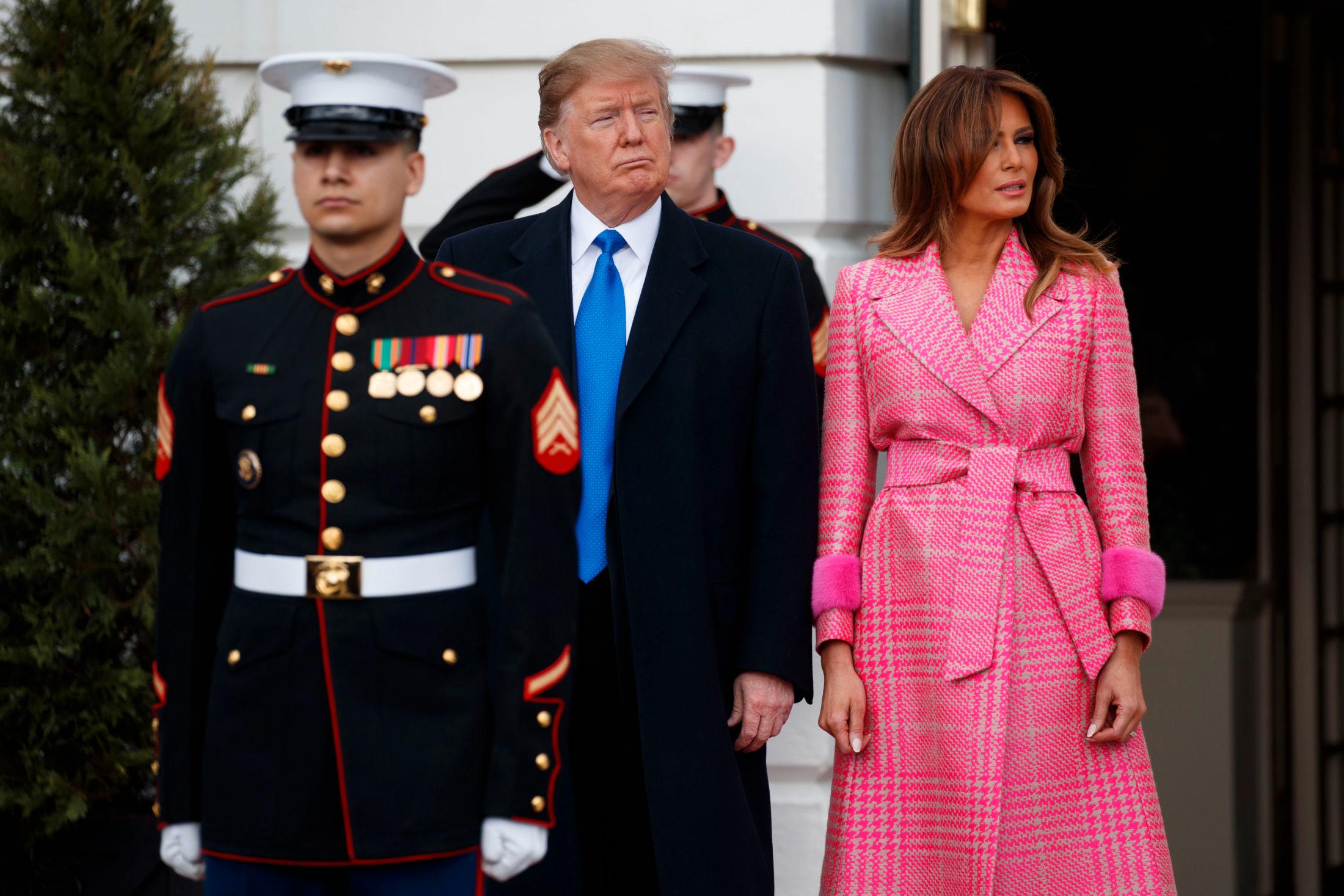 KNÆSJ: Her er president Donald Trump og Melania Trump da de ønsket den colombianske presidenten Ivan Duque og hans kone Maria Juliana Ruiz Sandoval velkommen i midten av februar. Foto: AP.