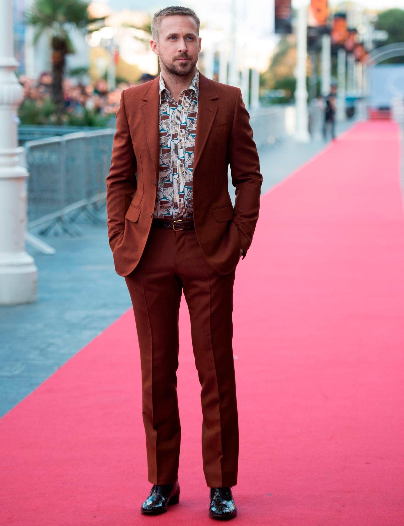 RETRO: Ryan Gosling i rødbrunt og blått under filmfestivalen i San Sebastian 2019. Foto: Ander Gillenea, AFP / NTB Scanpix