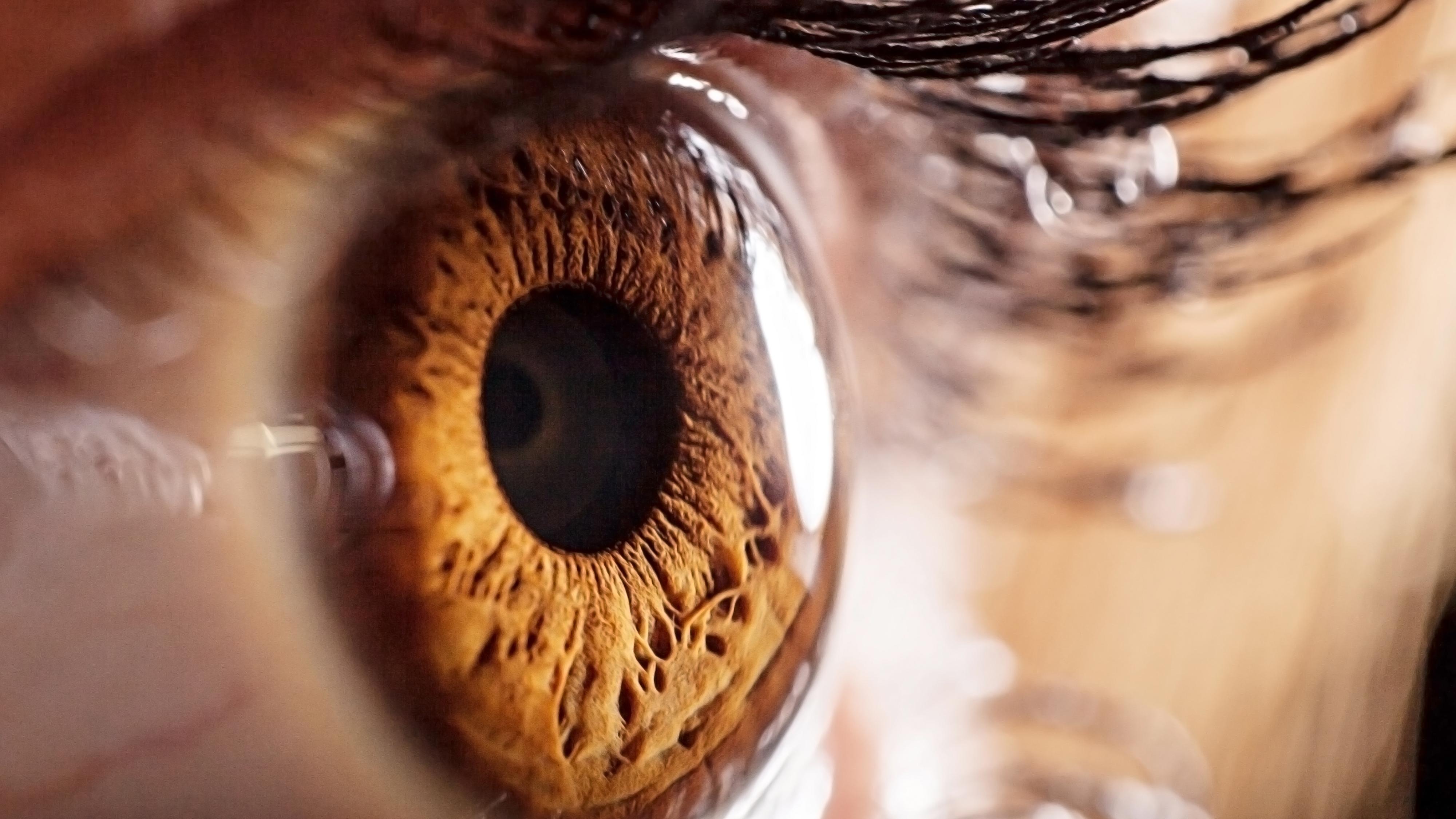 Google vil «sprøyte» smarte linser rett inn i øyeeplet