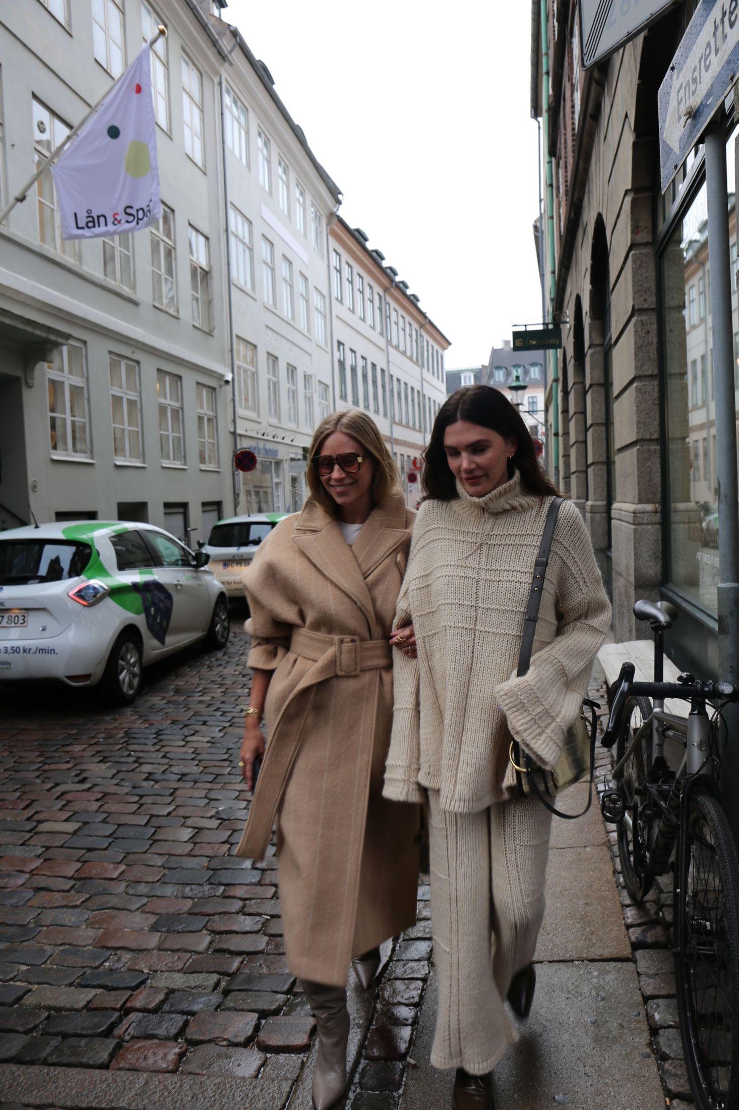 MATCHY: Tine Andrea Storløs og Madelynn Furlong på vei til visning. Foto: MinMote.