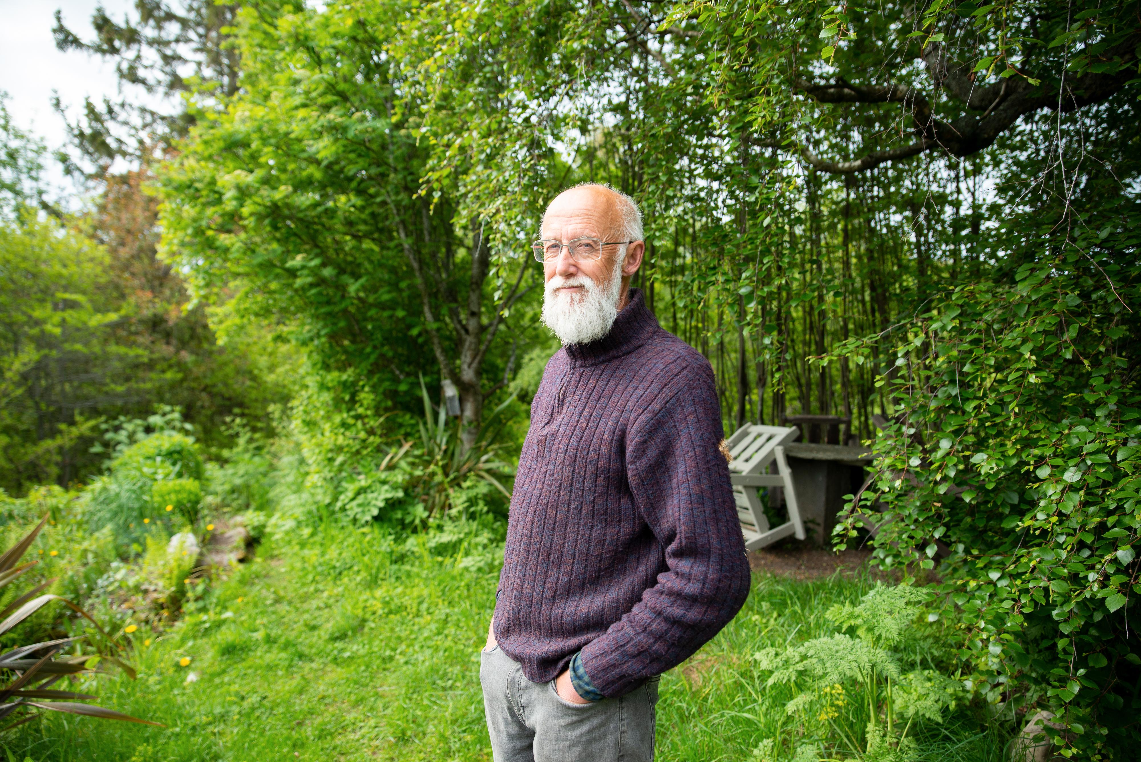I sitt rette element: Stephen Barstow begynte å dyrke hagen sin i Malvik allerede i 1984. Nå ser han på seg selv som en del av økosystemet her.