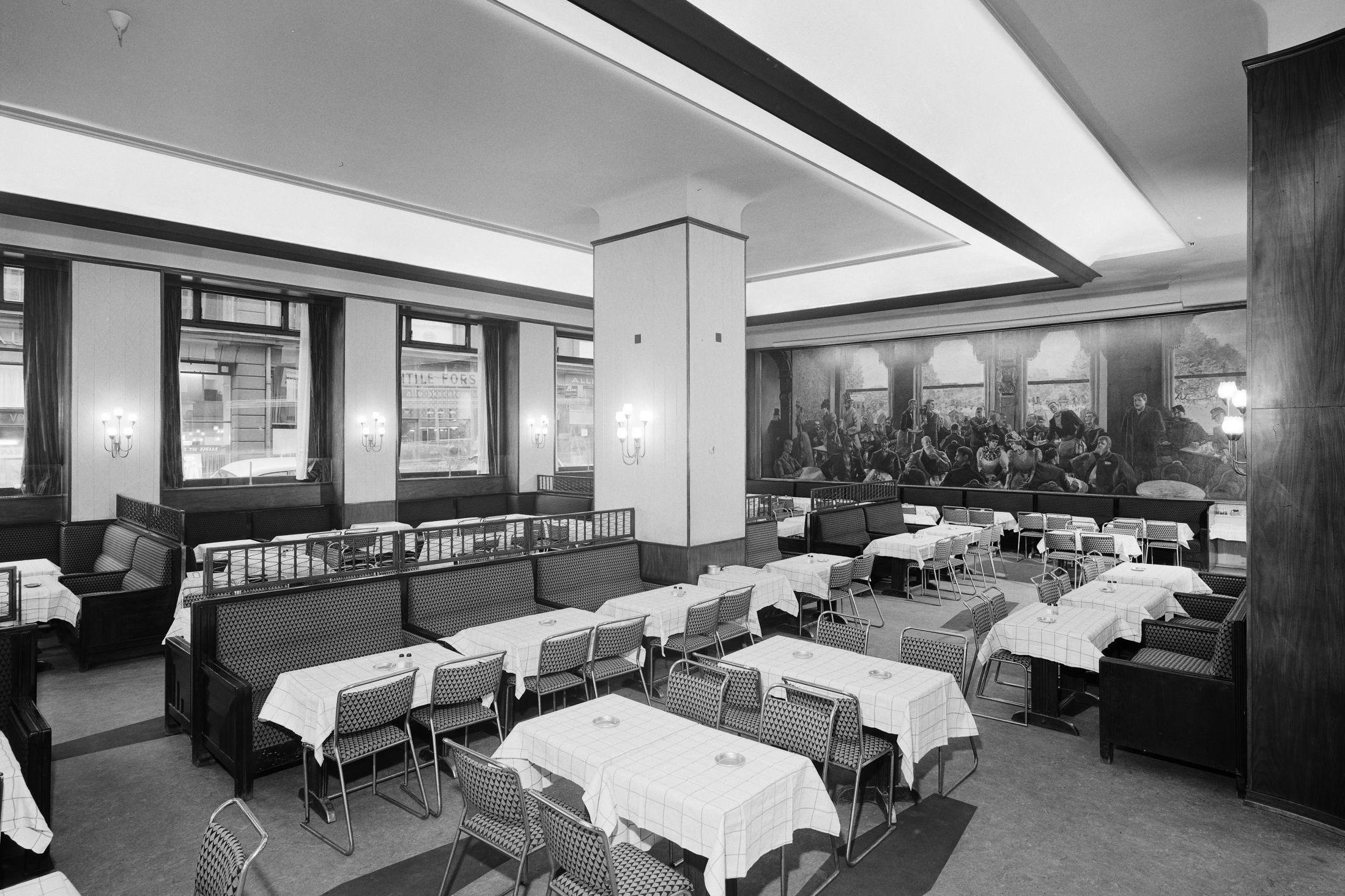 HISTORIE I VEGGENE: Maleriet i bakgrunnen ble malt i 1928. I dag lever Kristianiabohemen videre på Grand café. Bildet er fra 1961. Foto: Leif Ørnelund/Oslo Museum