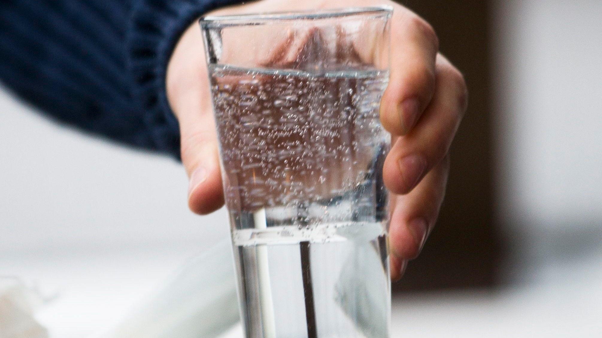 TØRSTEDRIKKE: Hvor mye vann bør man egentlig drikke? Foto: Frode Hansen/VG