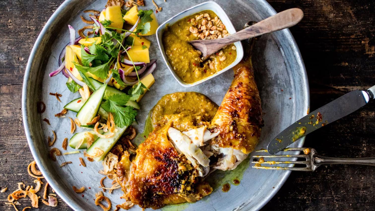 SMAKFULLT: Kyllinglår med mangosalat og sataysaus er et nydelig tilskudd til ukens middager.
