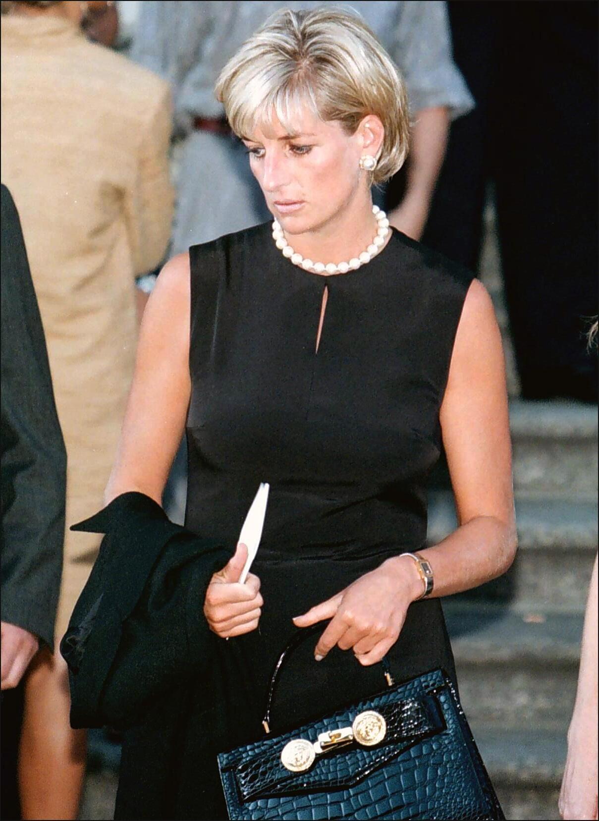 1997: Diana er i Milano for å delta på begravelsen til Versace-designer Gianni Versace.