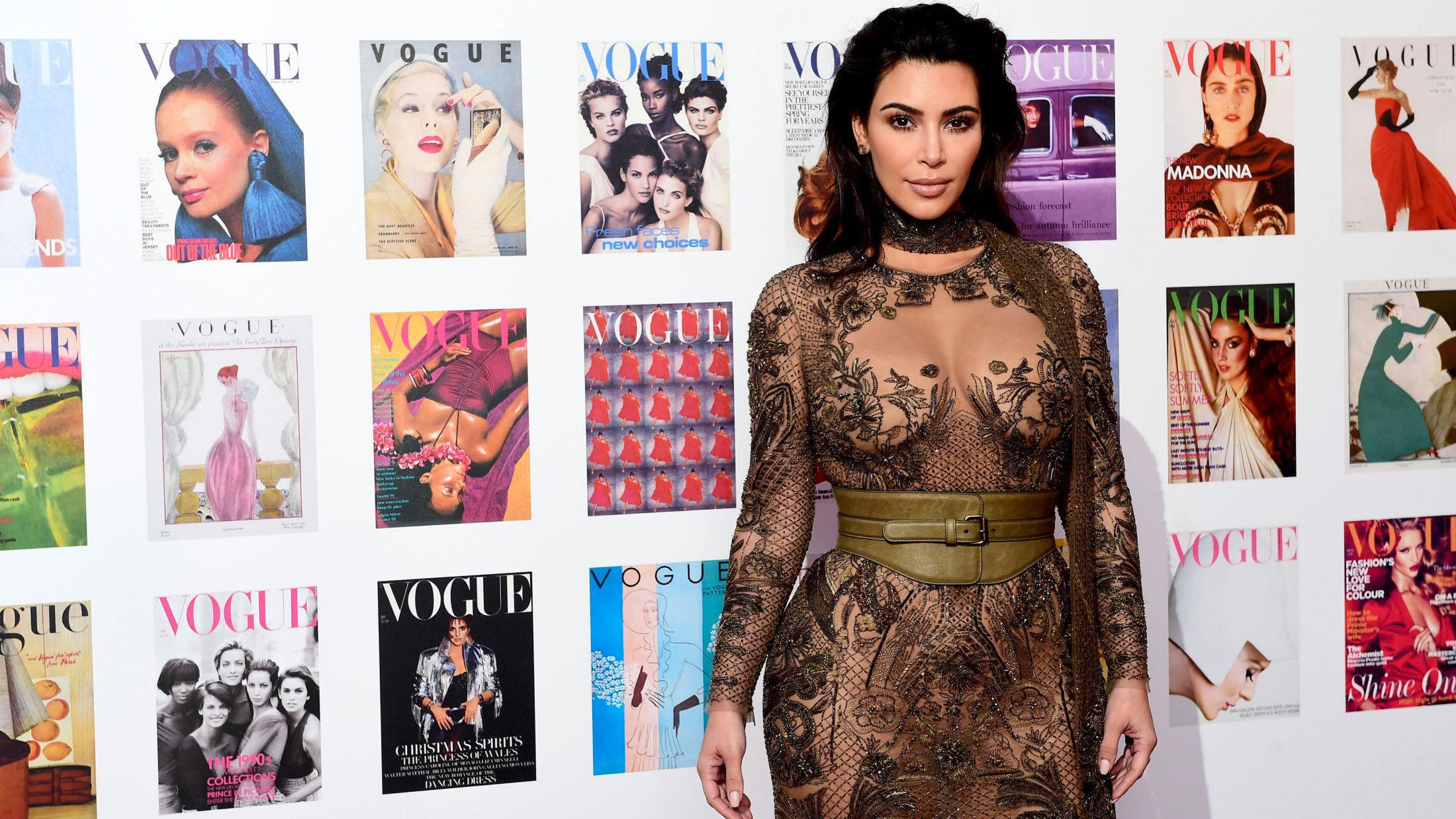 FREKK UTRINGNING: I kjent stil dukket Kim Kardashian opp i en dristig kjole som viste mer enn den dekket til. Kjolen er det den norske designeren Peter Dundas som har spesiallaget til superkjendisen. Foto: Ap