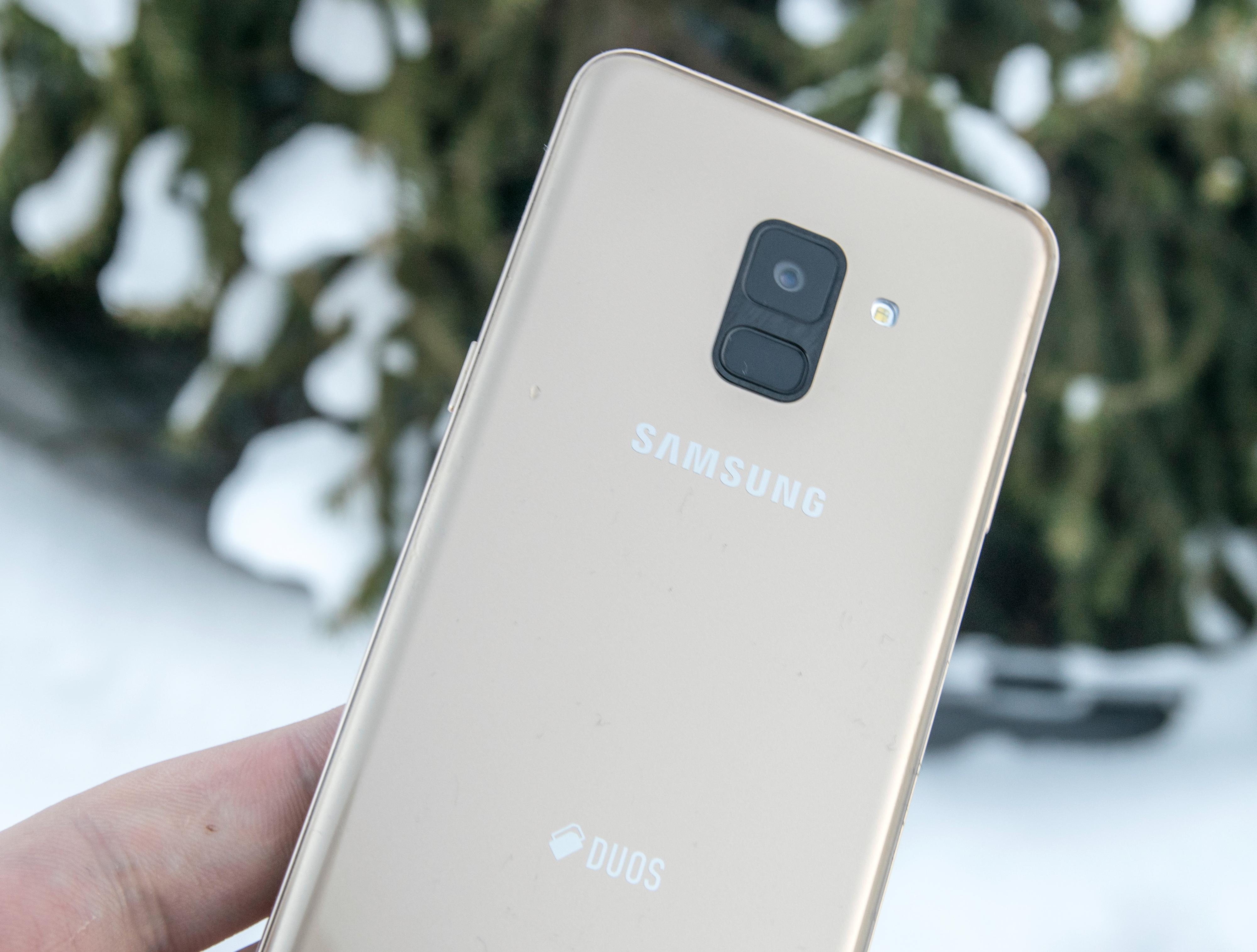 Fingerleseren er plassert på midten av baksiden. Det gjør Galaxy A8 enklere å åpne med pekefingeren enn toppmodellen S8, som har leseren som et søkk rett ved siden av kameraet.