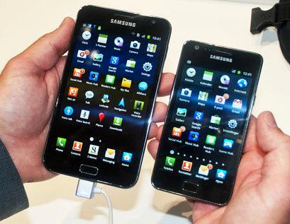 Samsung Galaxy Note (til venstre) ble brukt under store deler av testen.