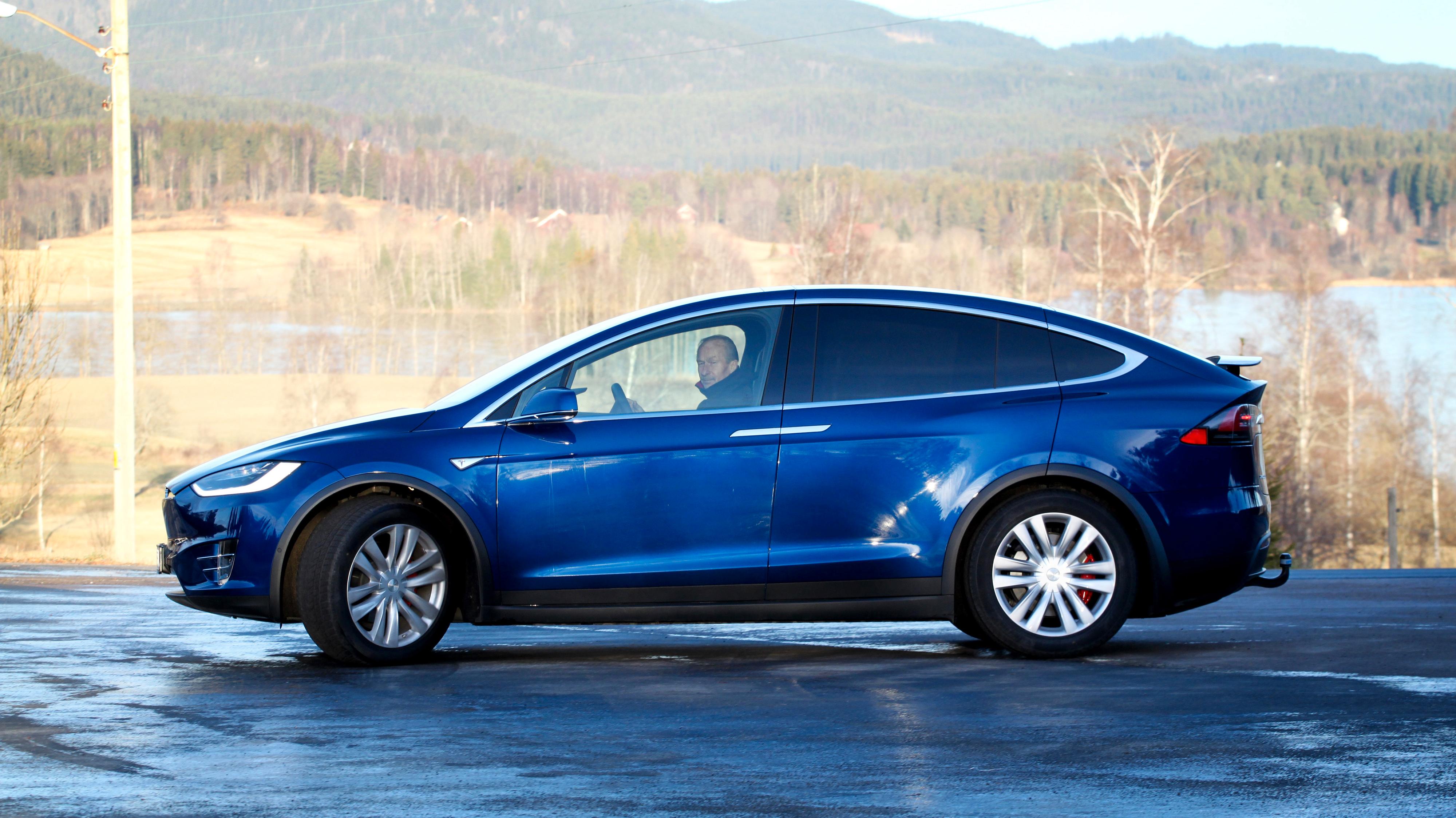 Teslas Autopilot får god score på funksjonalitet og ytelse, men er dårlig på å holde føreren engasjert, ifølge Consumer Reports.