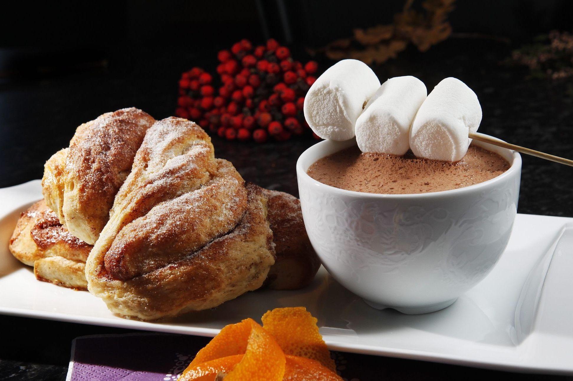 INNEKOS: En kopp kakao smaker ekstra godt til nystekte kanelboller. Klikk her for oppskrift. Foto: Magnar Kirknes/VG